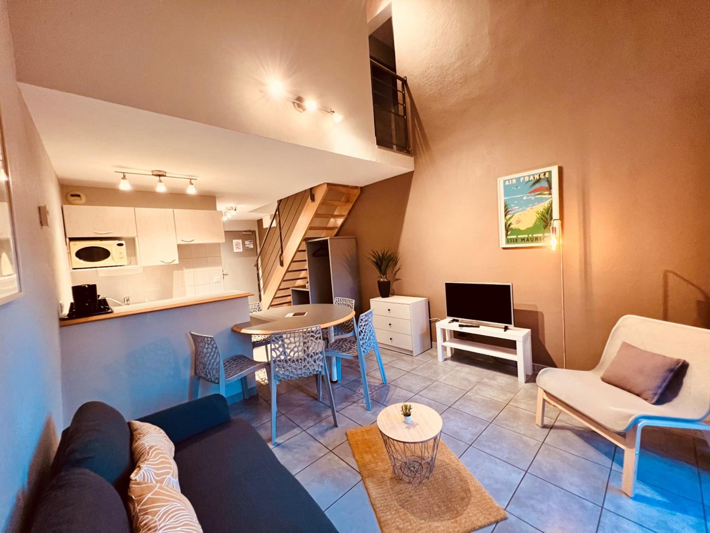 Apartment - Split Level - Photo 2