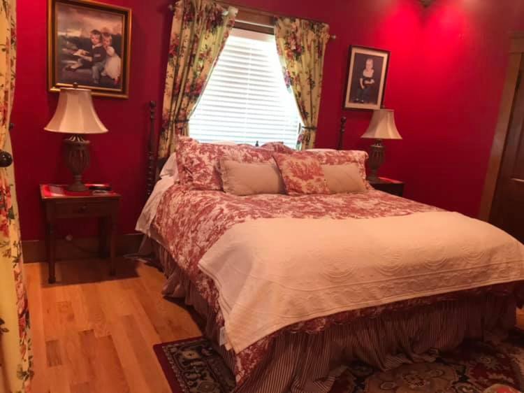 Deluxe King Suite photo 1