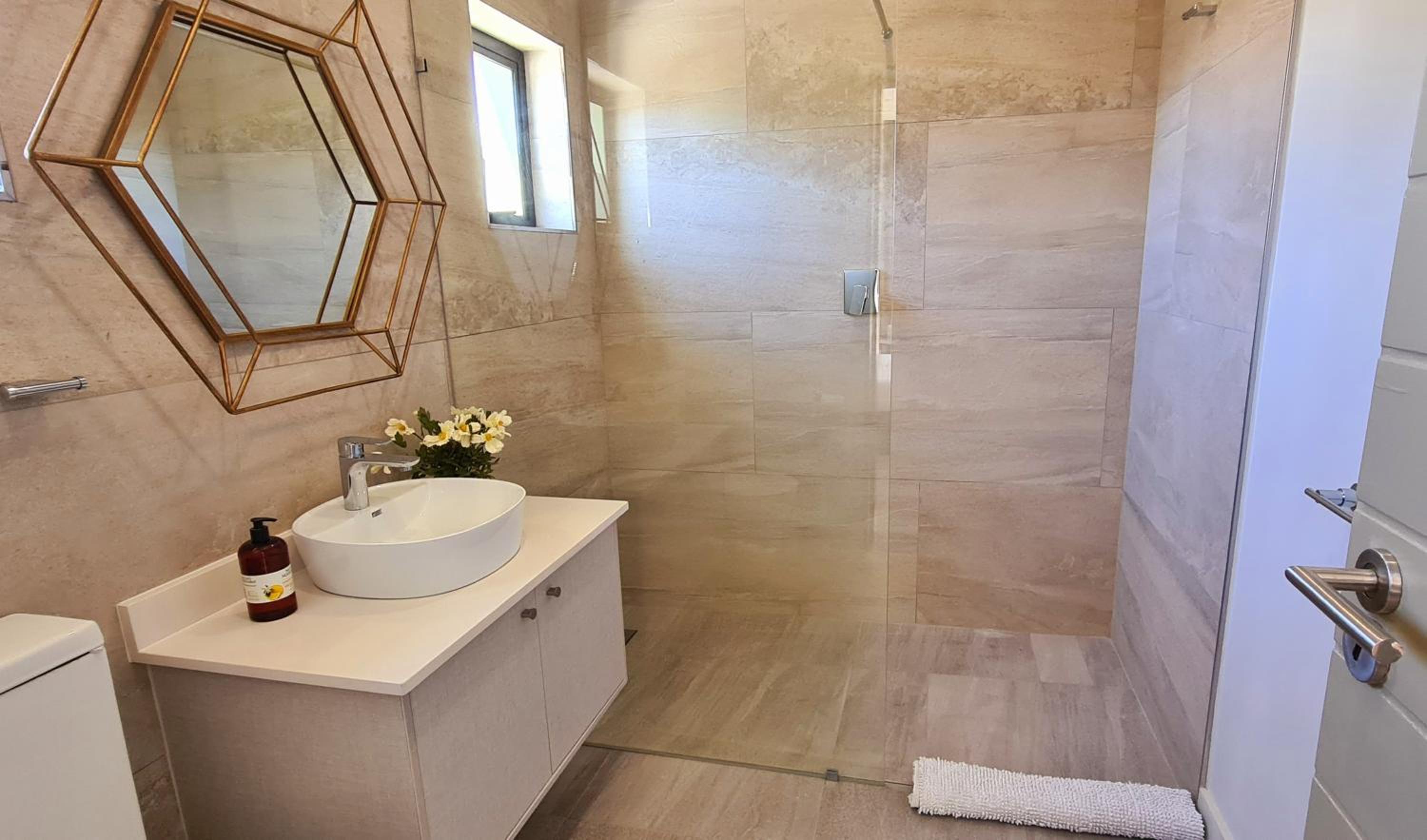 Standard King Room - Photo 23