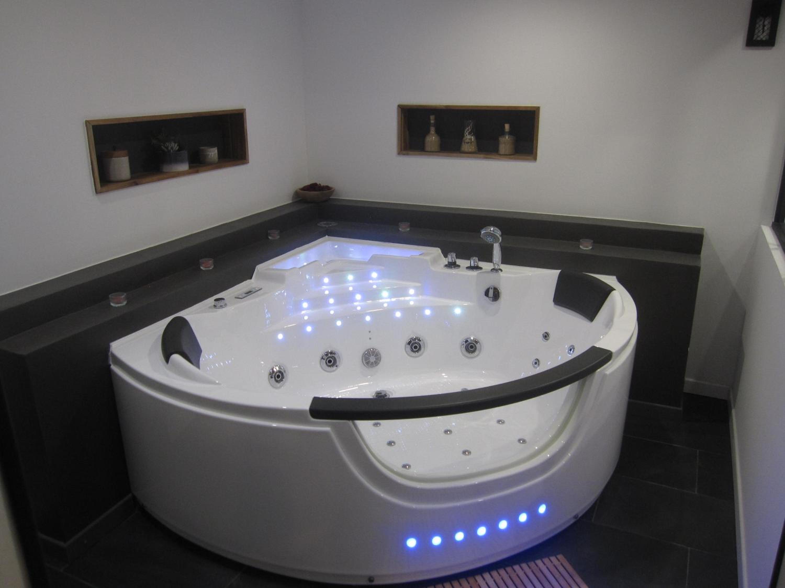 Queen Suite with Spa Bath photo 3