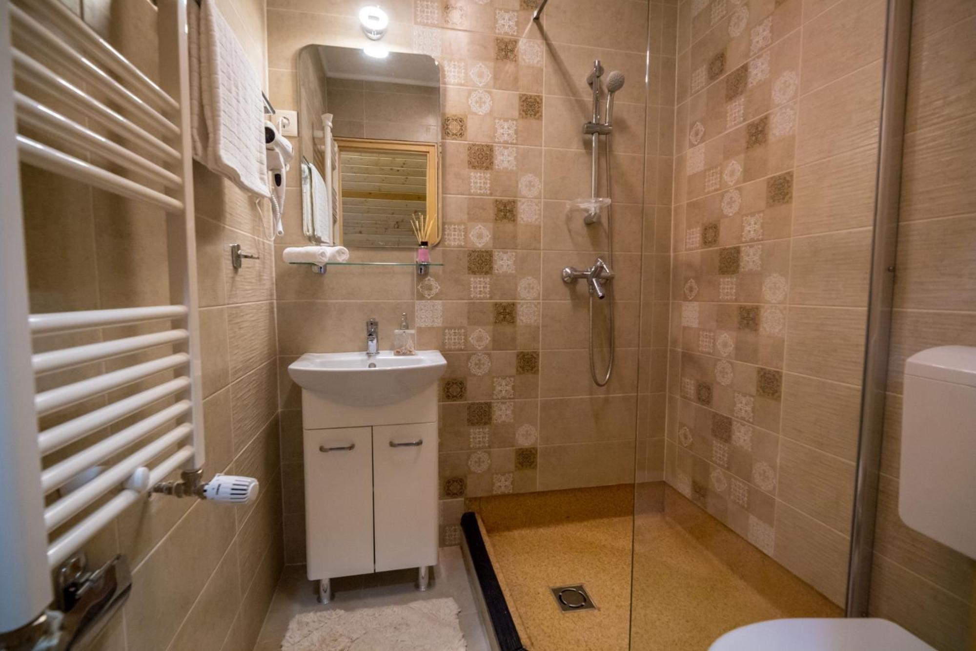 Standard Queen Room - Photo 6