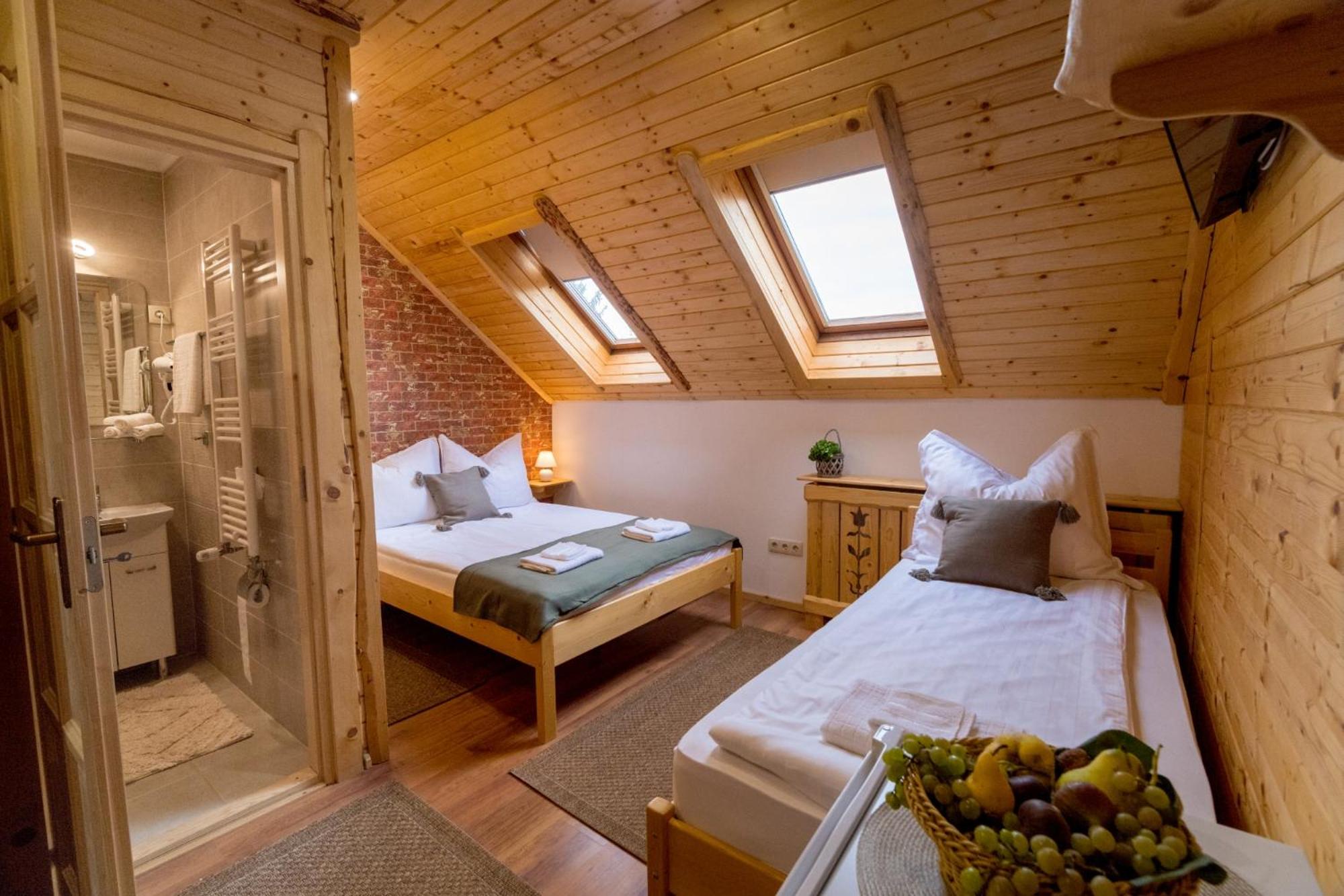 Deluxe Room (2 Adults + 1 Child) - Photo 2