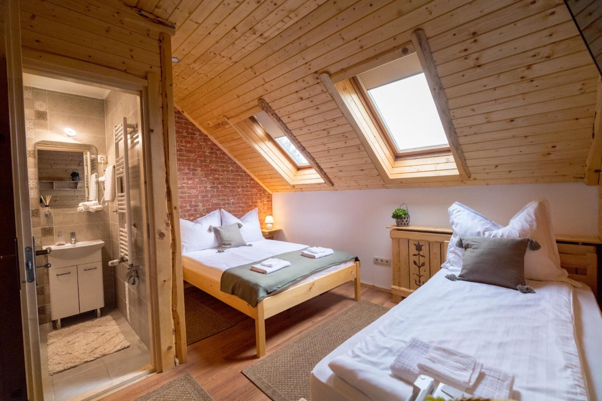 Deluxe Room (2 Adults + 1 Child) - Photo 5