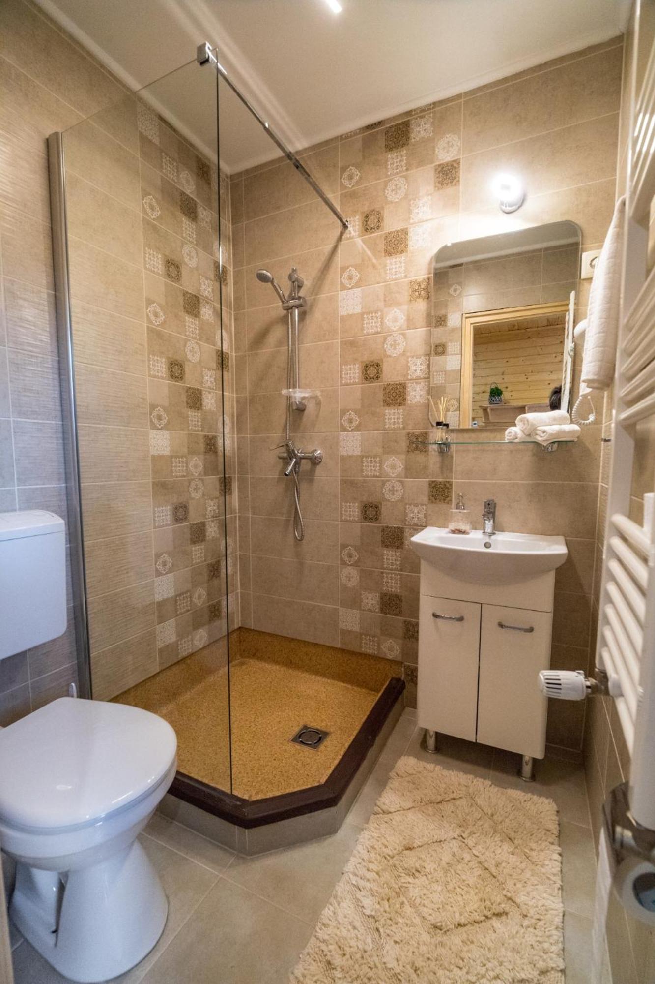 Deluxe Room (2 Adults + 1 Child) - Photo 3