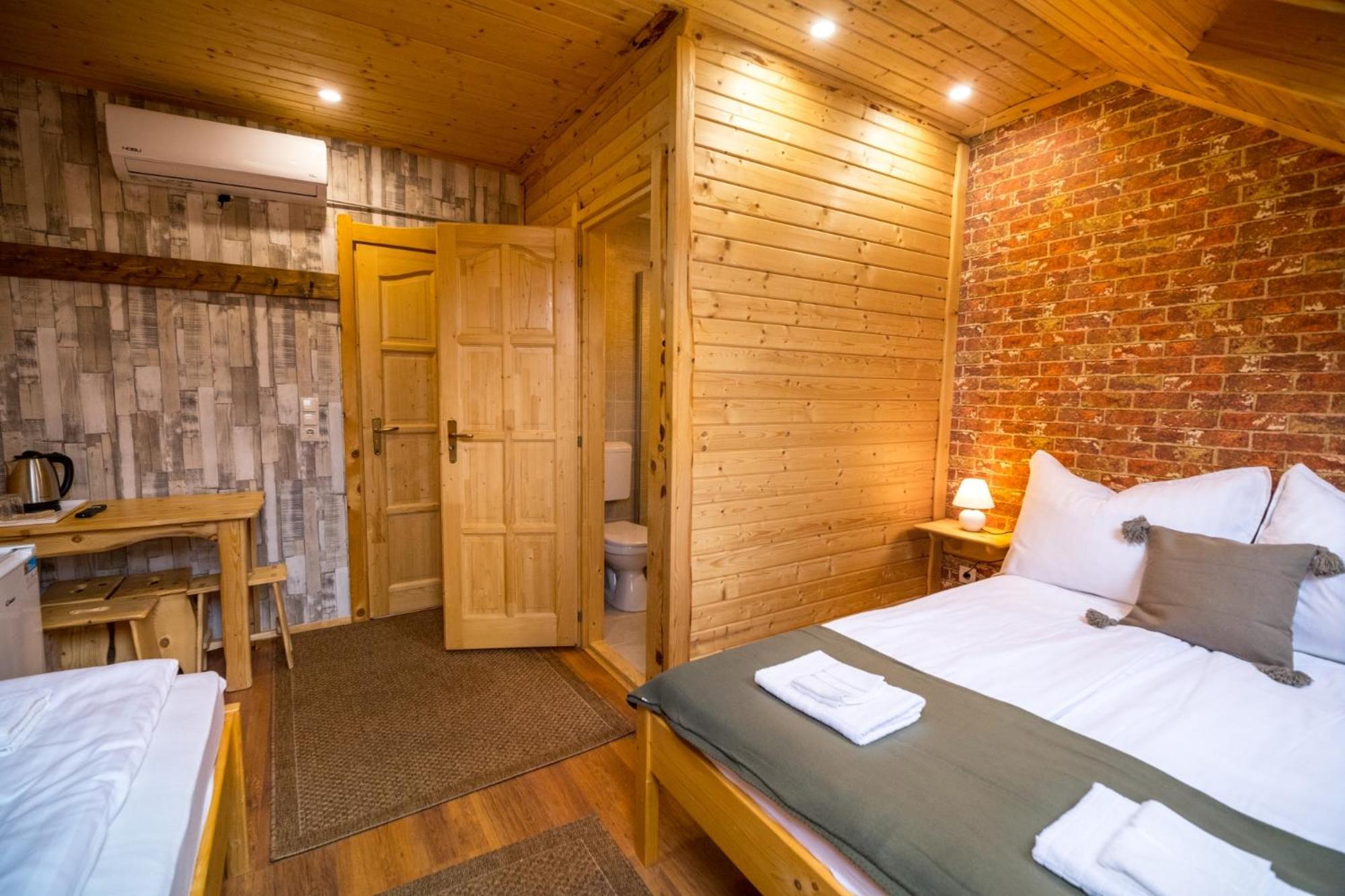 Deluxe Room (2 Adults + 1 Child) - Photo 1