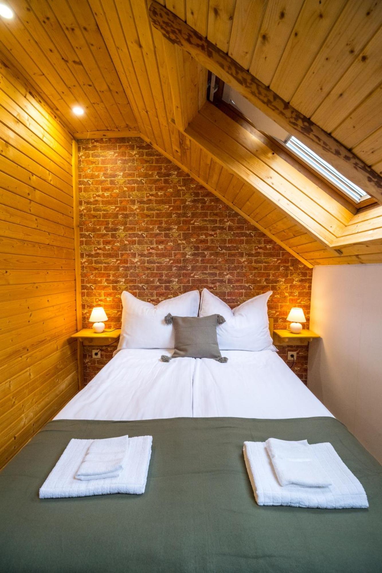 Deluxe Room (2 Adults + 1 Child) - Photo 4