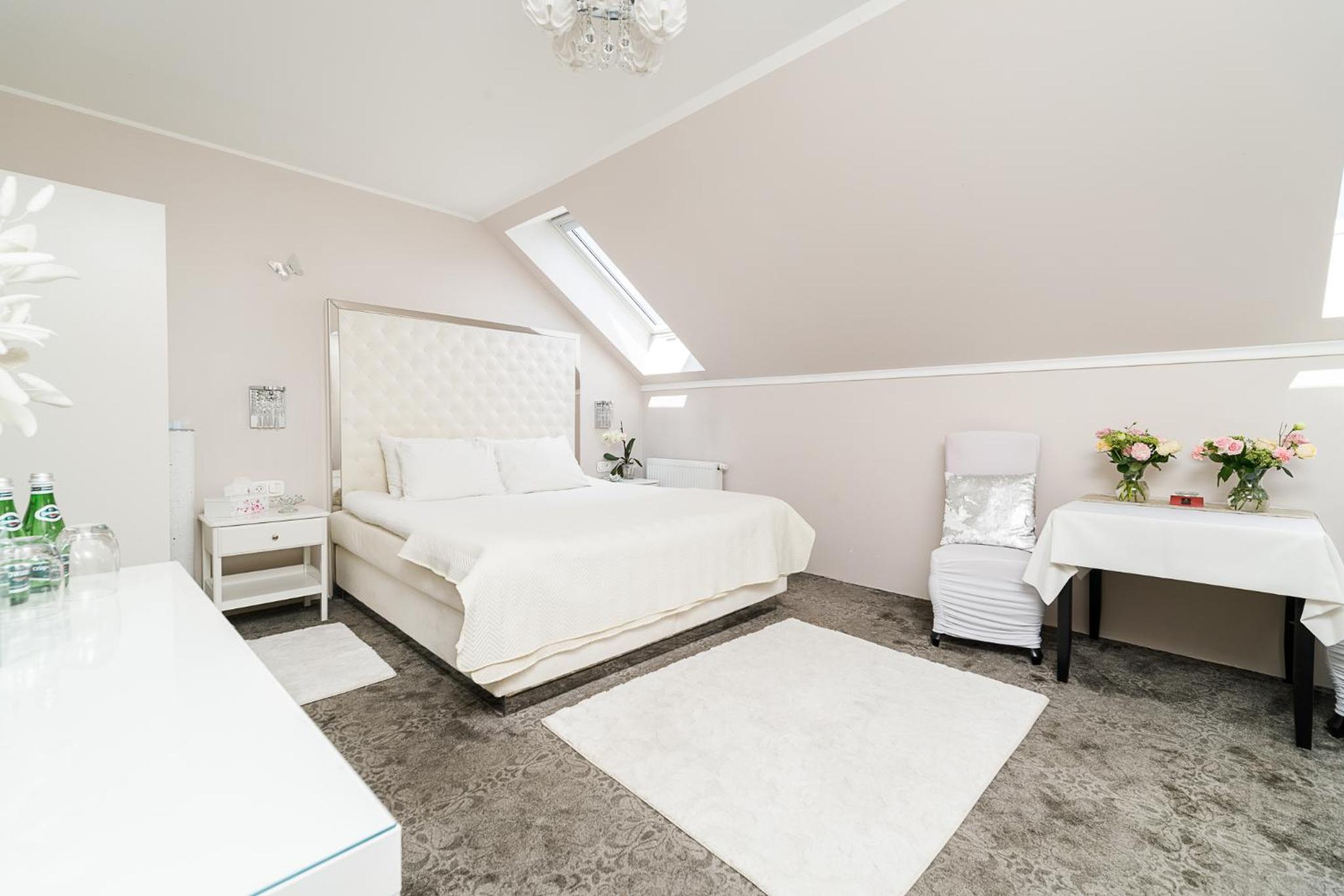 Double Room with Spa Bath - Photo 2