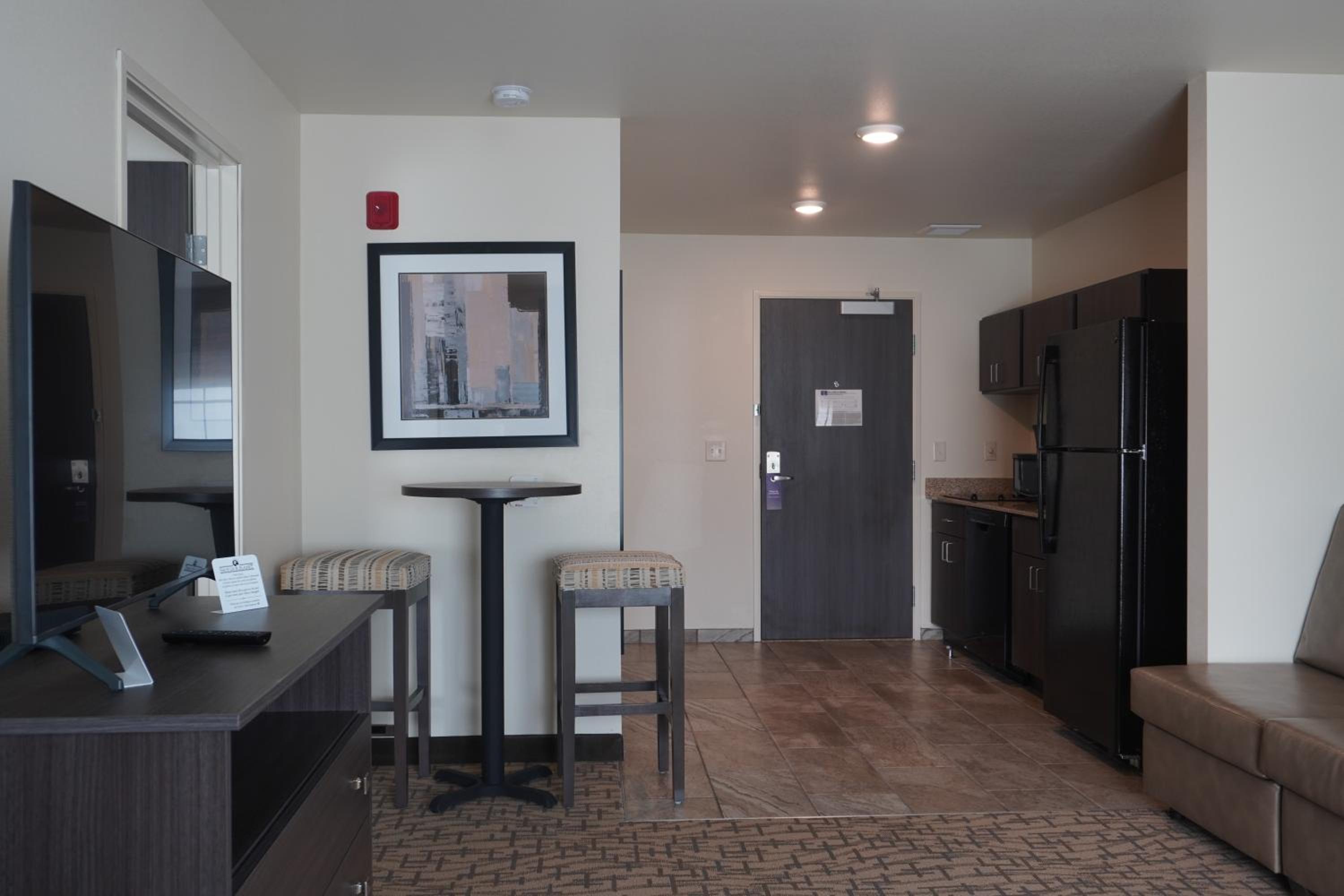 King Suite With Roll-In Shower- Sofabed - Accessible/Non Smoking - Photo 4