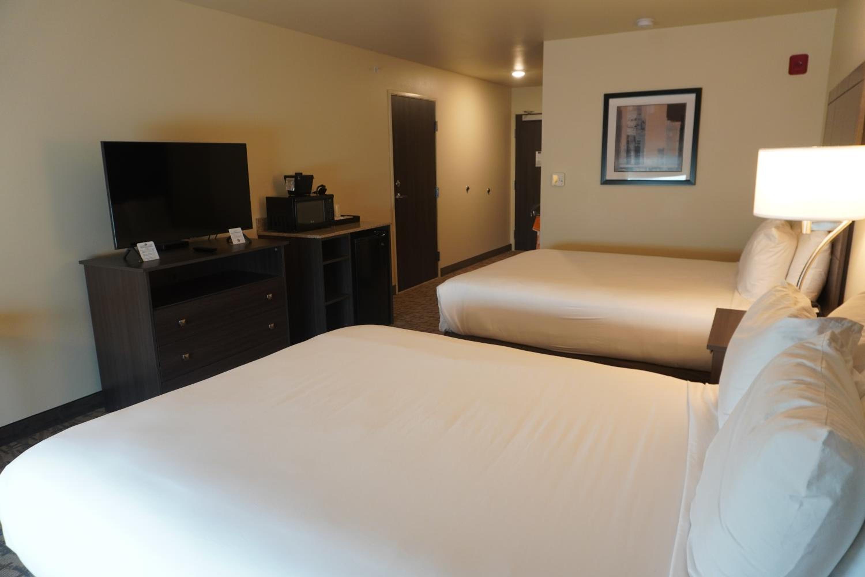 Standard Queen Room with Two Queen Beds - Non Smoking - Photo 1
