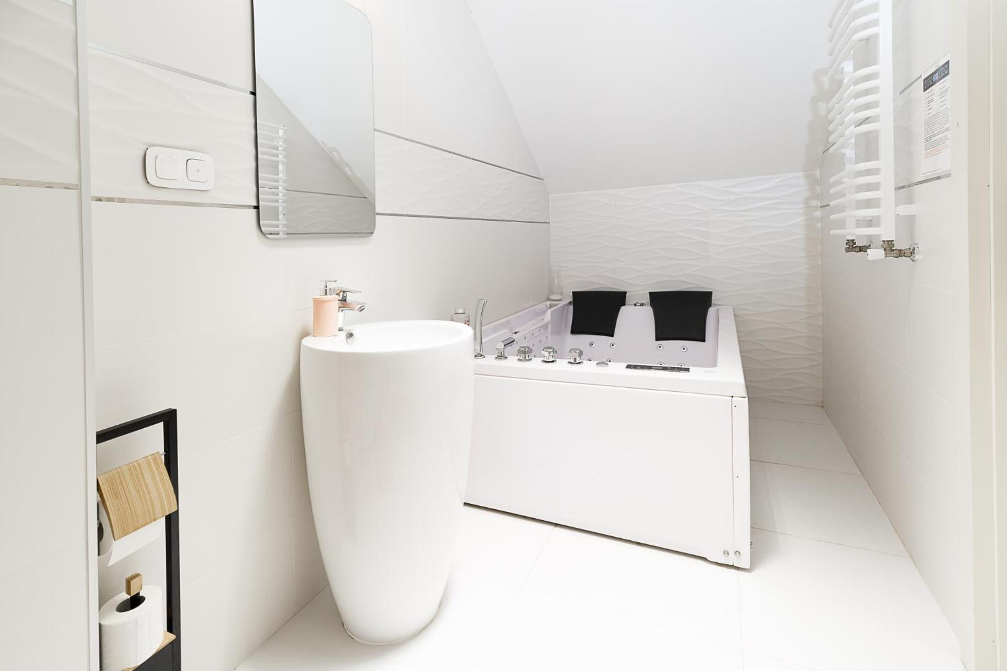 Double Room with Spa Bath - Photo 4