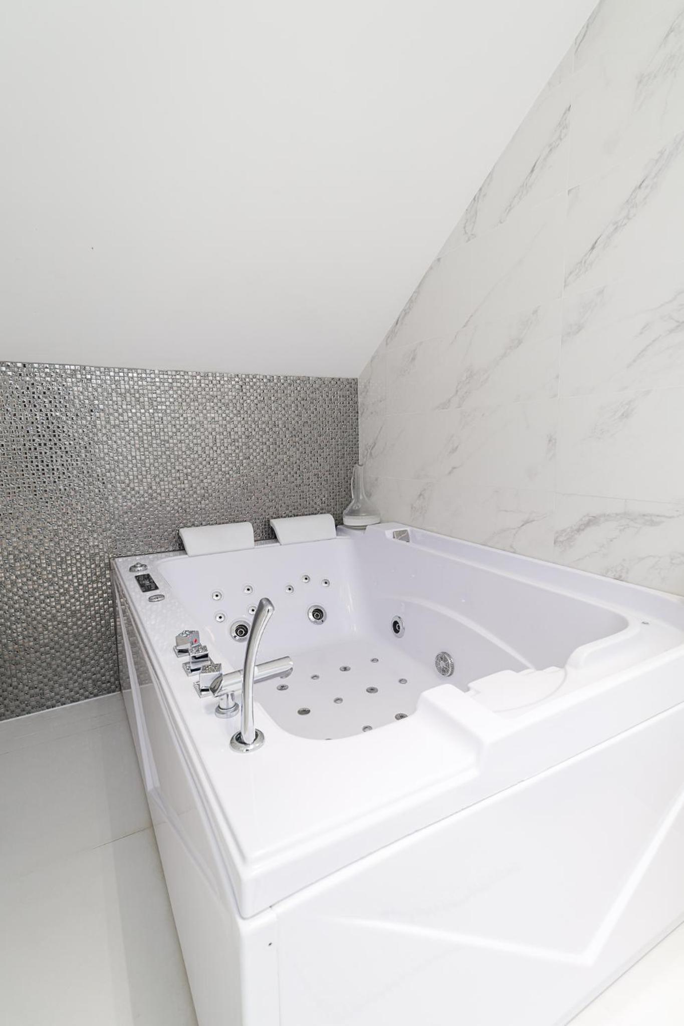 Double Room with Spa Bath - Photo 1