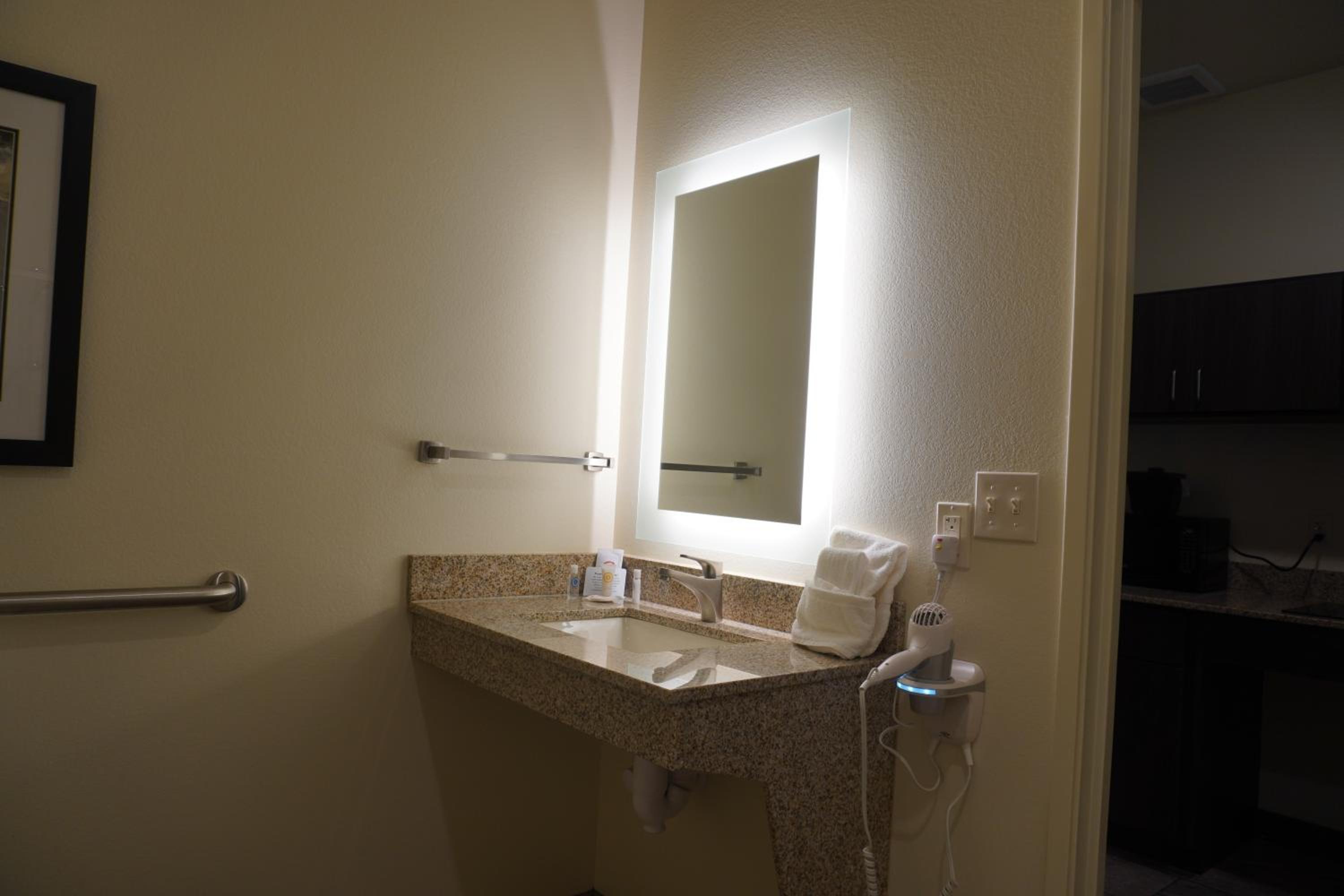 King Room - Accessible/Non Smoking - Photo 2