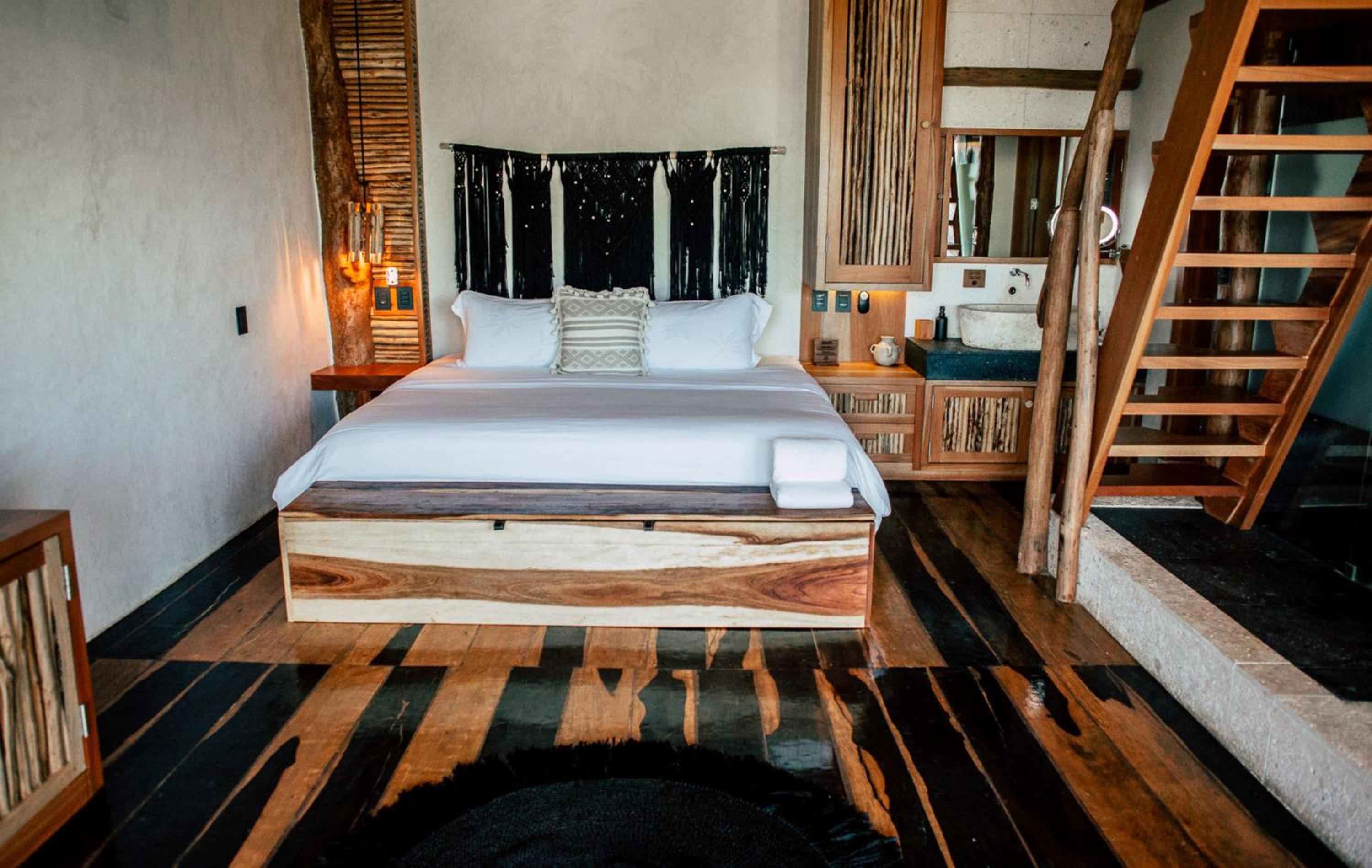 Suite - Photo 1