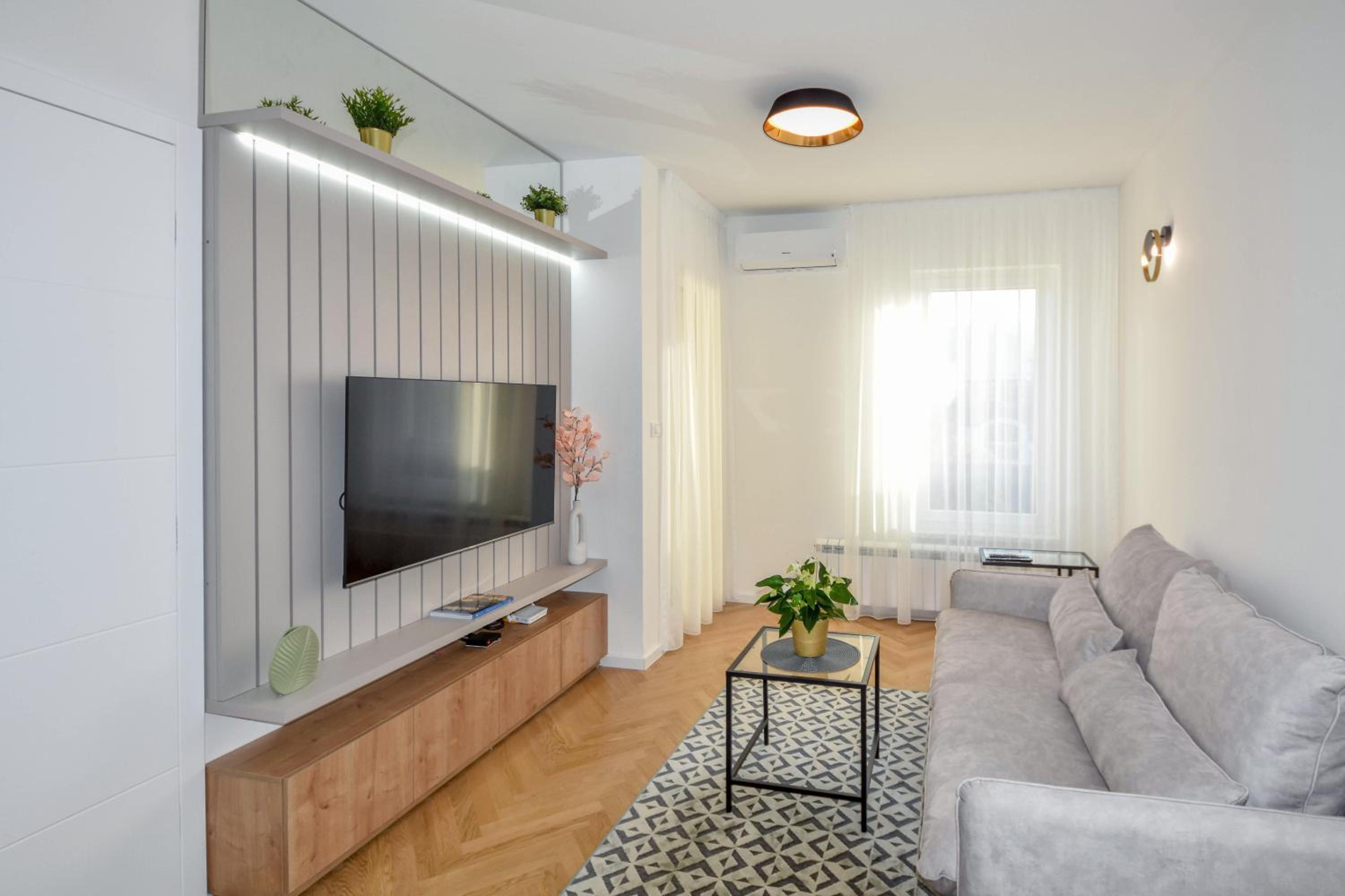 One-Bedroom Apartment photo 1