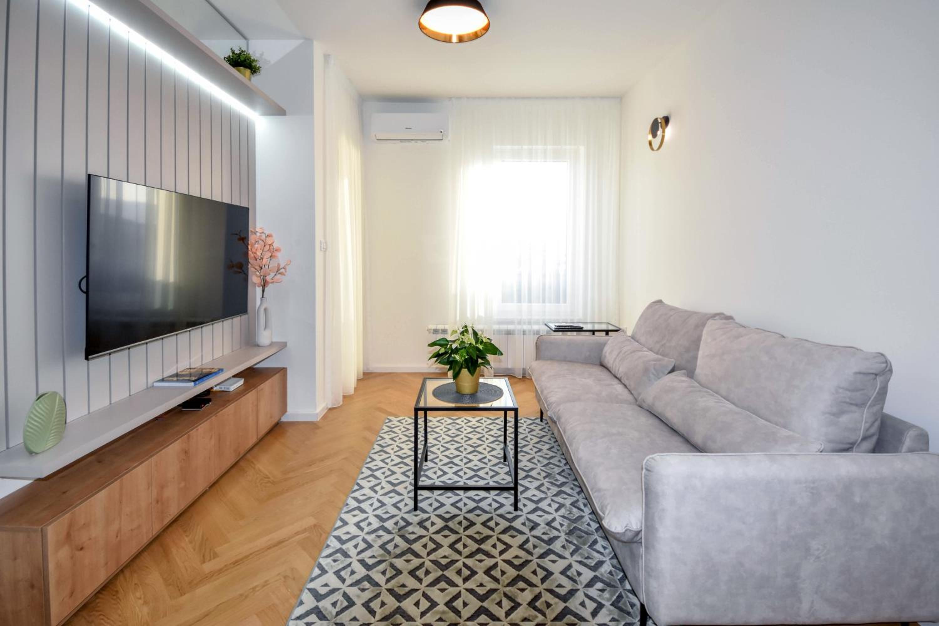 One-Bedroom Apartment photo 2