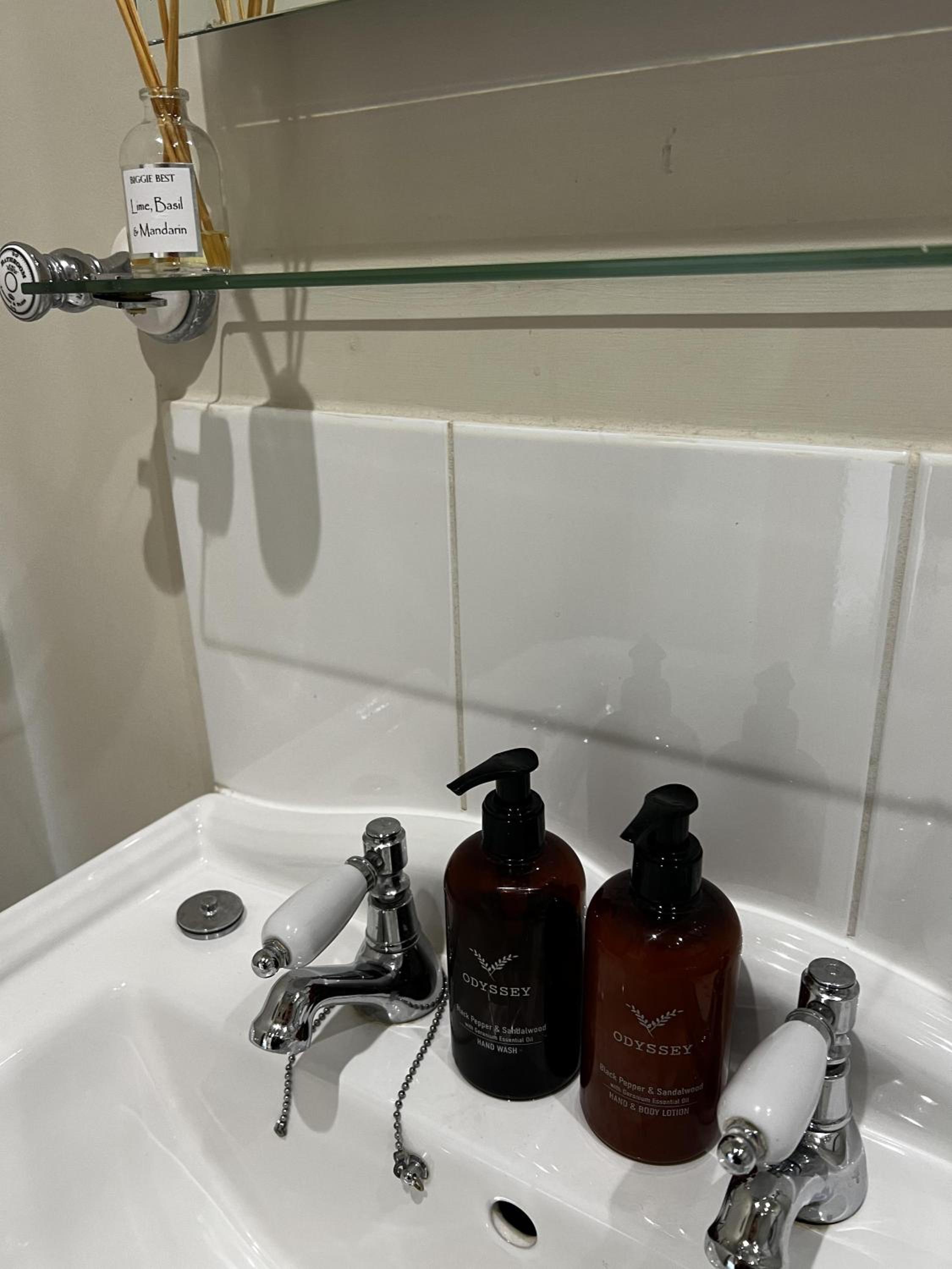 Twin Room with Shower photo 2
