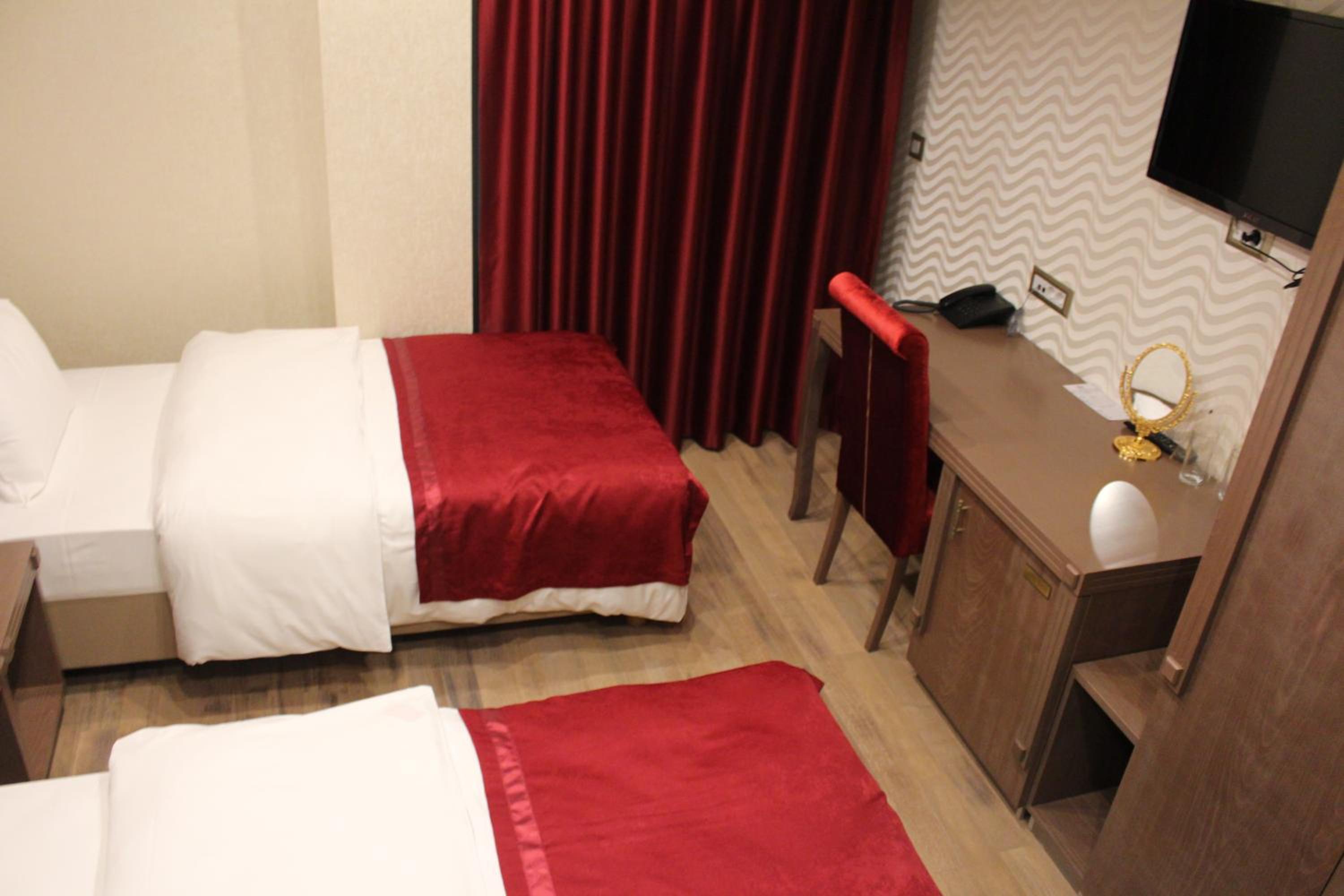 Double or Twin Room with Balcony and Lake View - Photo 6