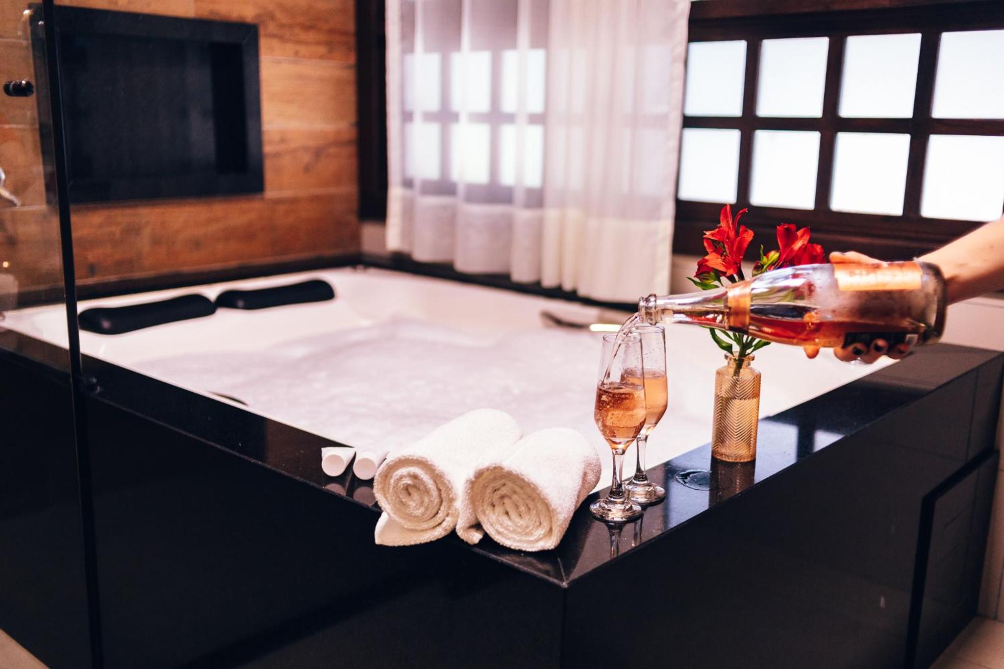 Deluxe Suite with Spa Bath photo 3