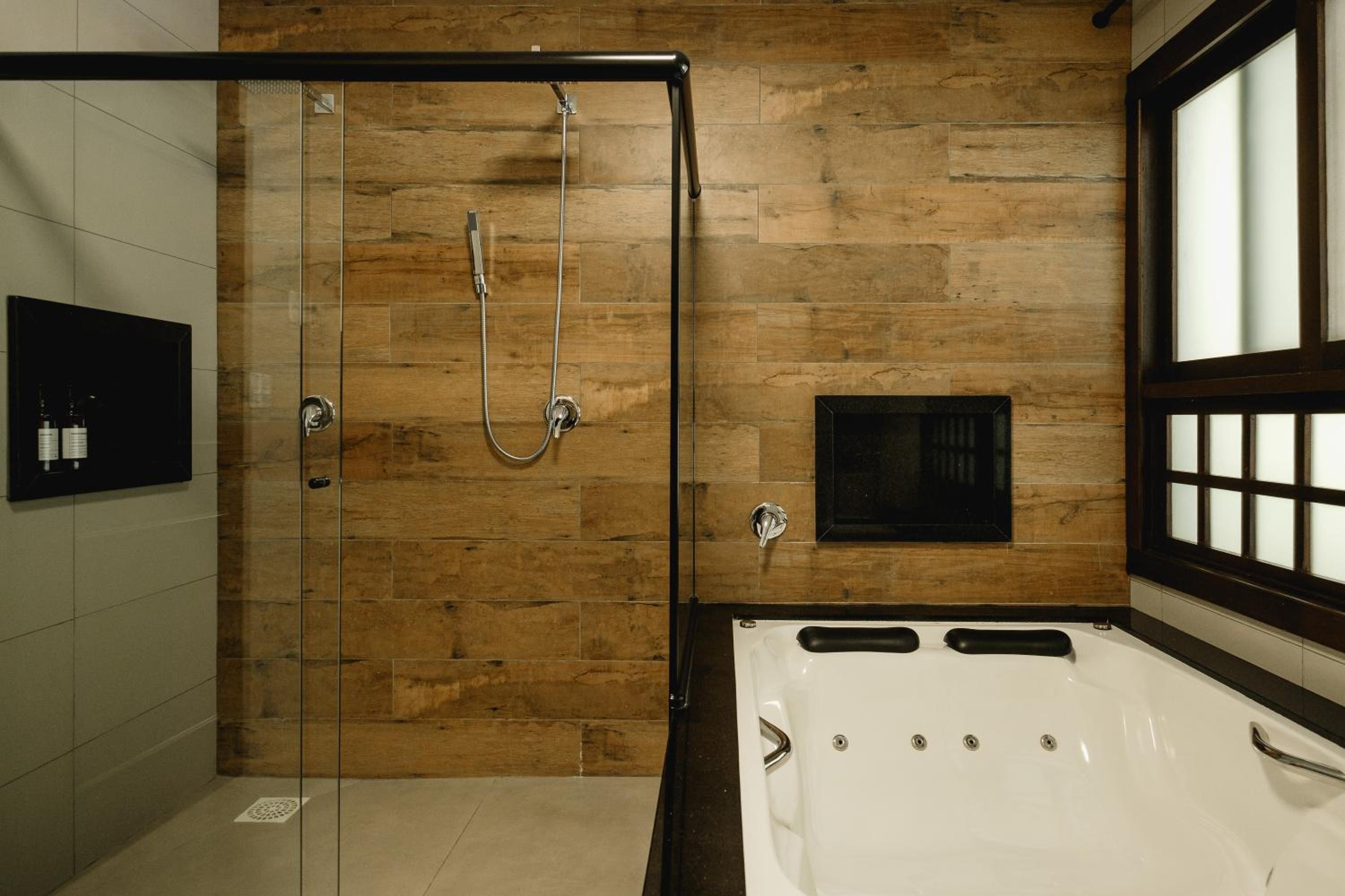 Deluxe Suite with Spa Bath photo 2