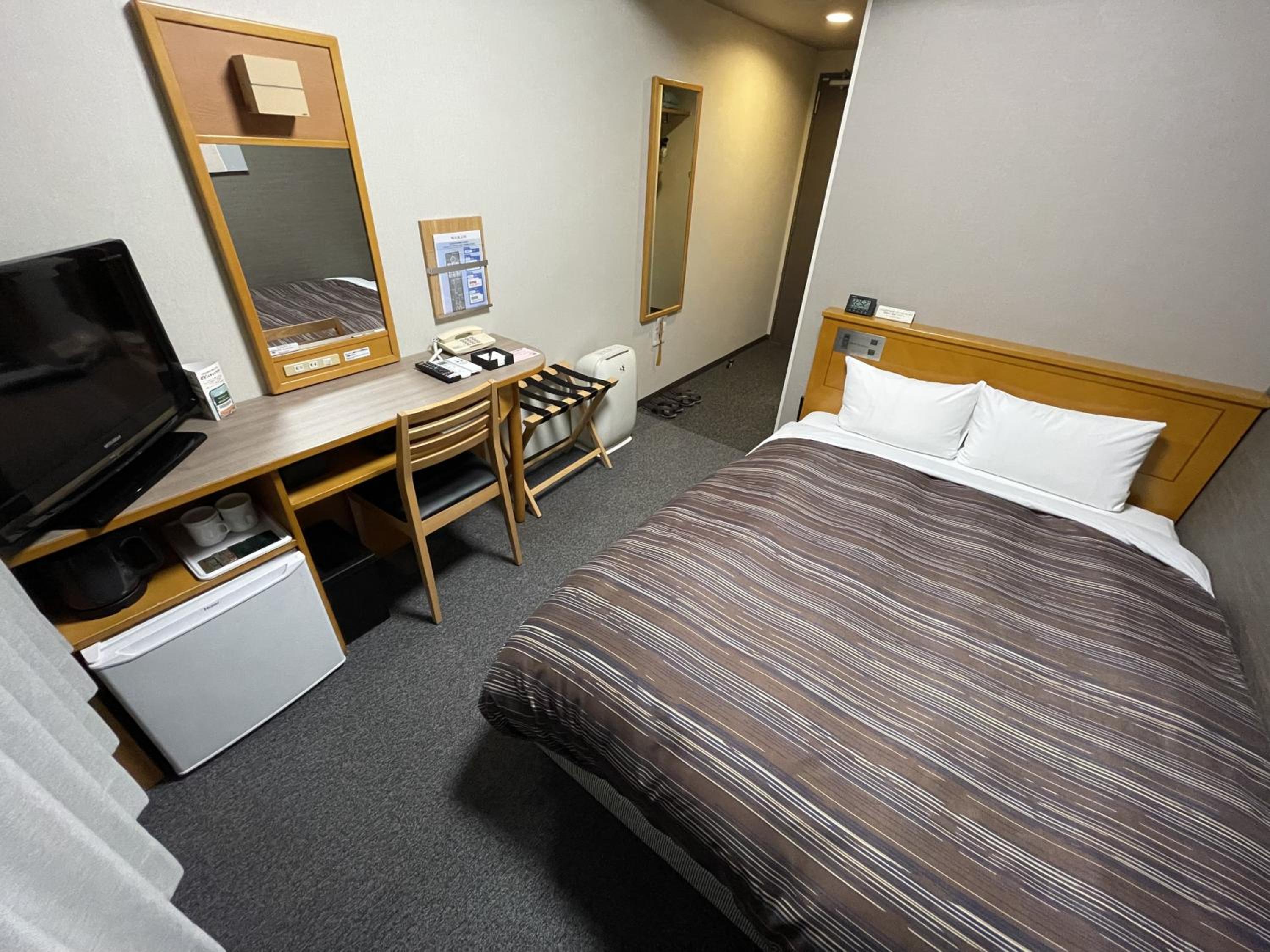Double Room with Small Double Bed - Smoking - No Daily Cleaning