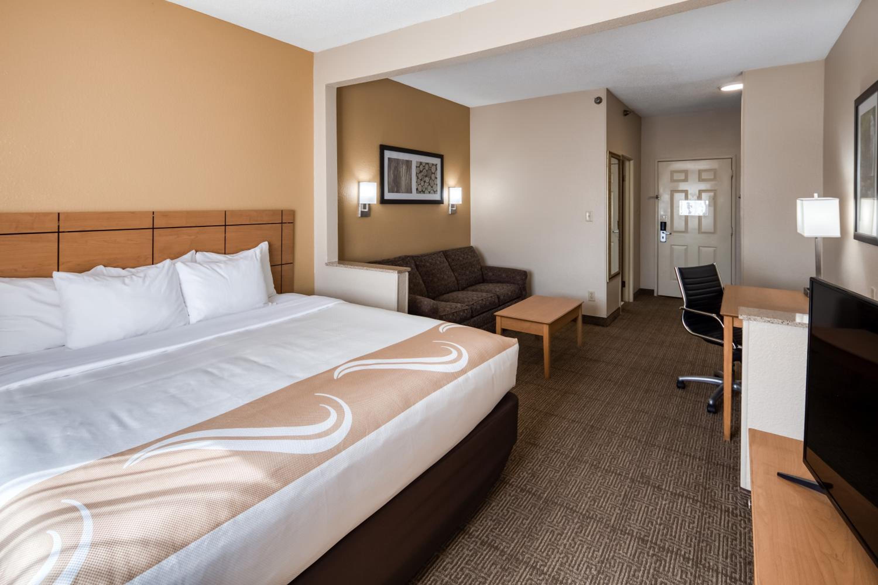 King Suite - Non-Smoking - Photo 2