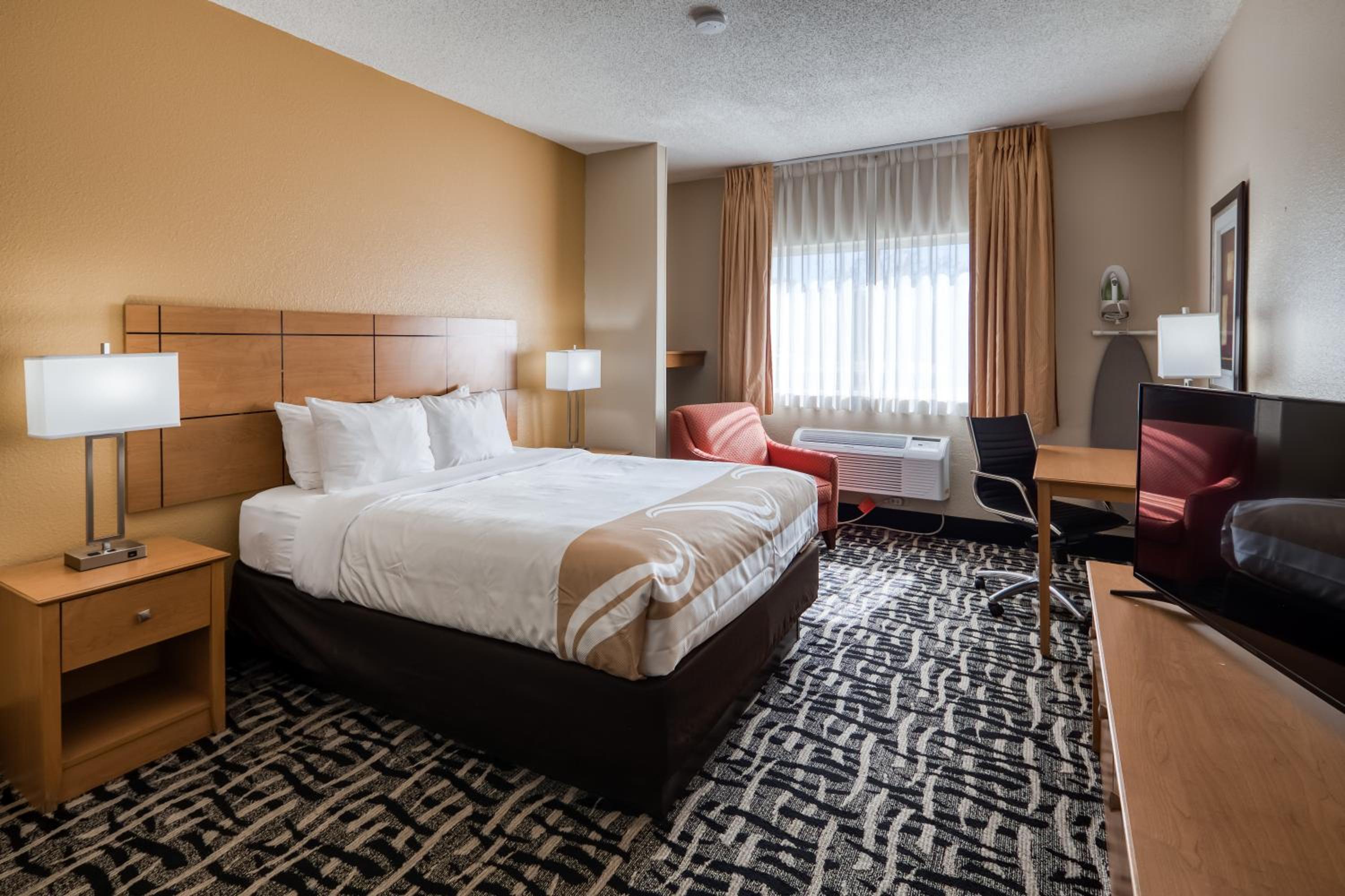 Queen Room with Roll-In Shower - Accessible/Non-Smoking - Photo 1