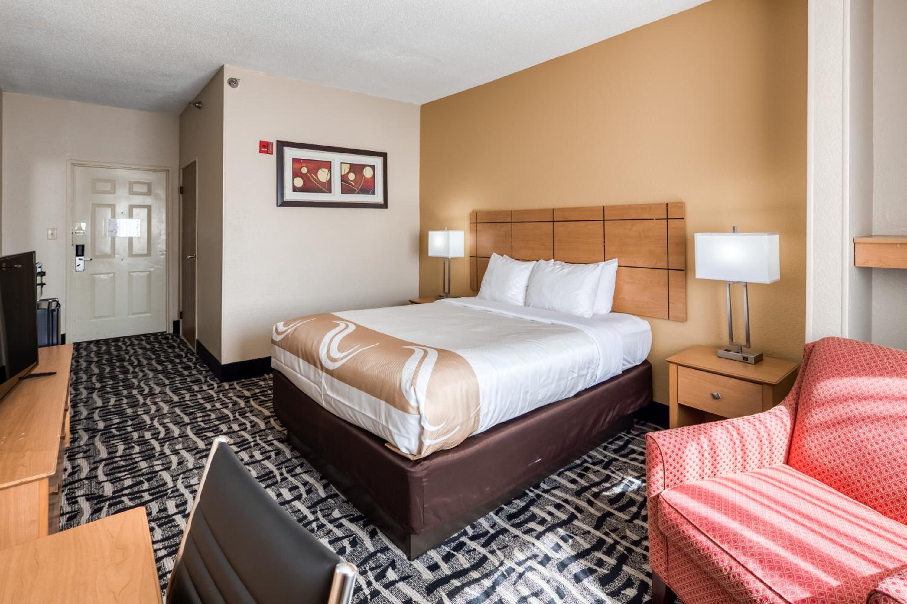 Queen Room with Roll-In Shower - Accessible/Non-Smoking - Photo 4