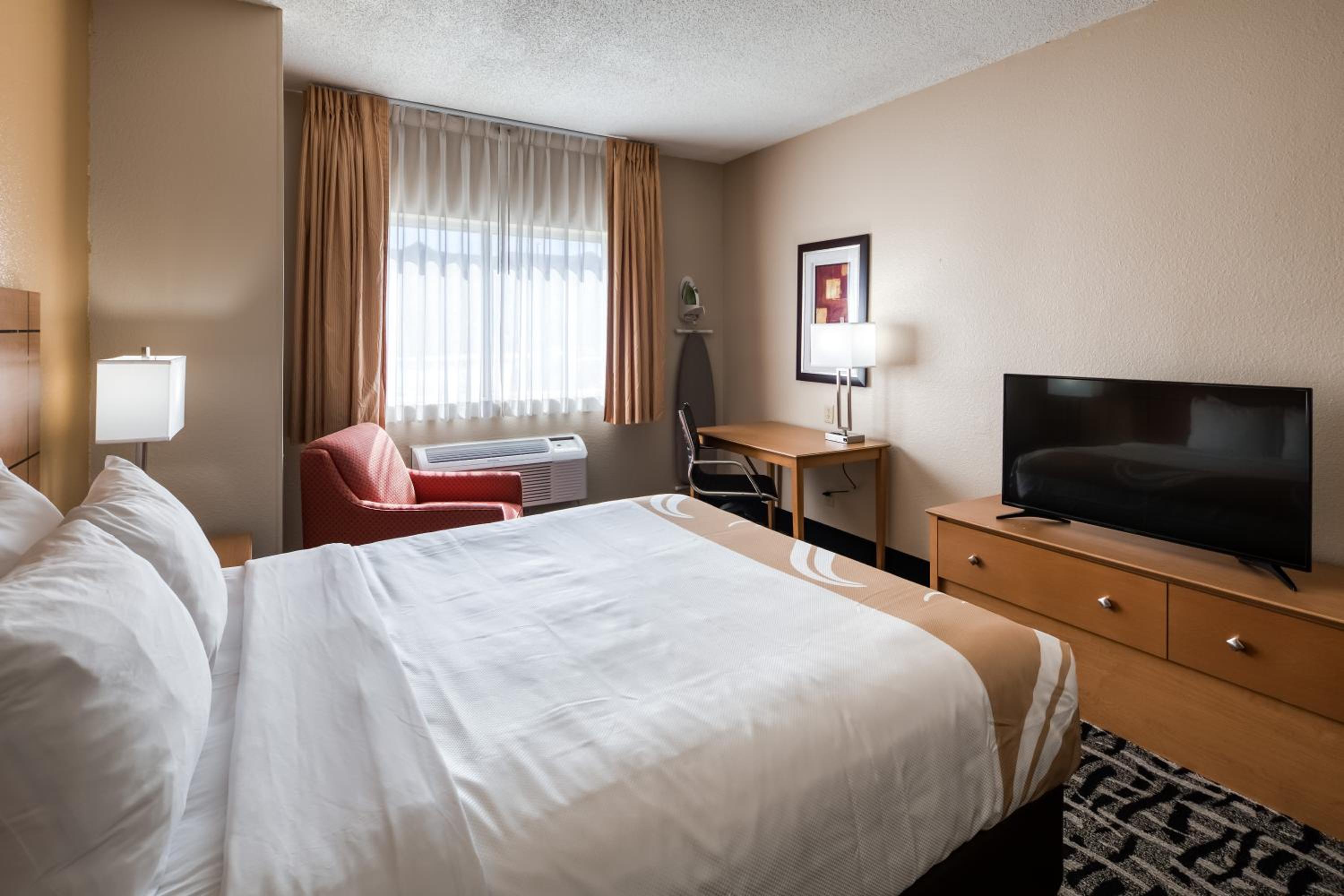 Queen Room with Roll-In Shower - Accessible/Non-Smoking - Photo 3