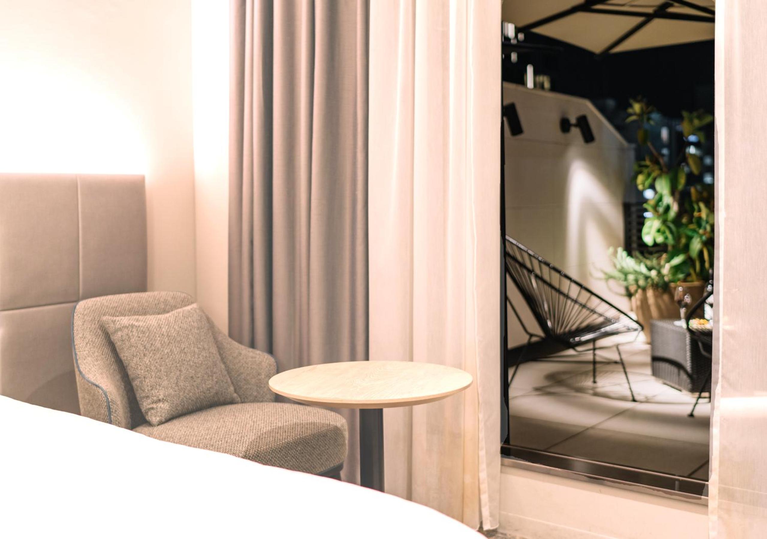 Twin Room with Balcony - Non-Smoking - Photo 7