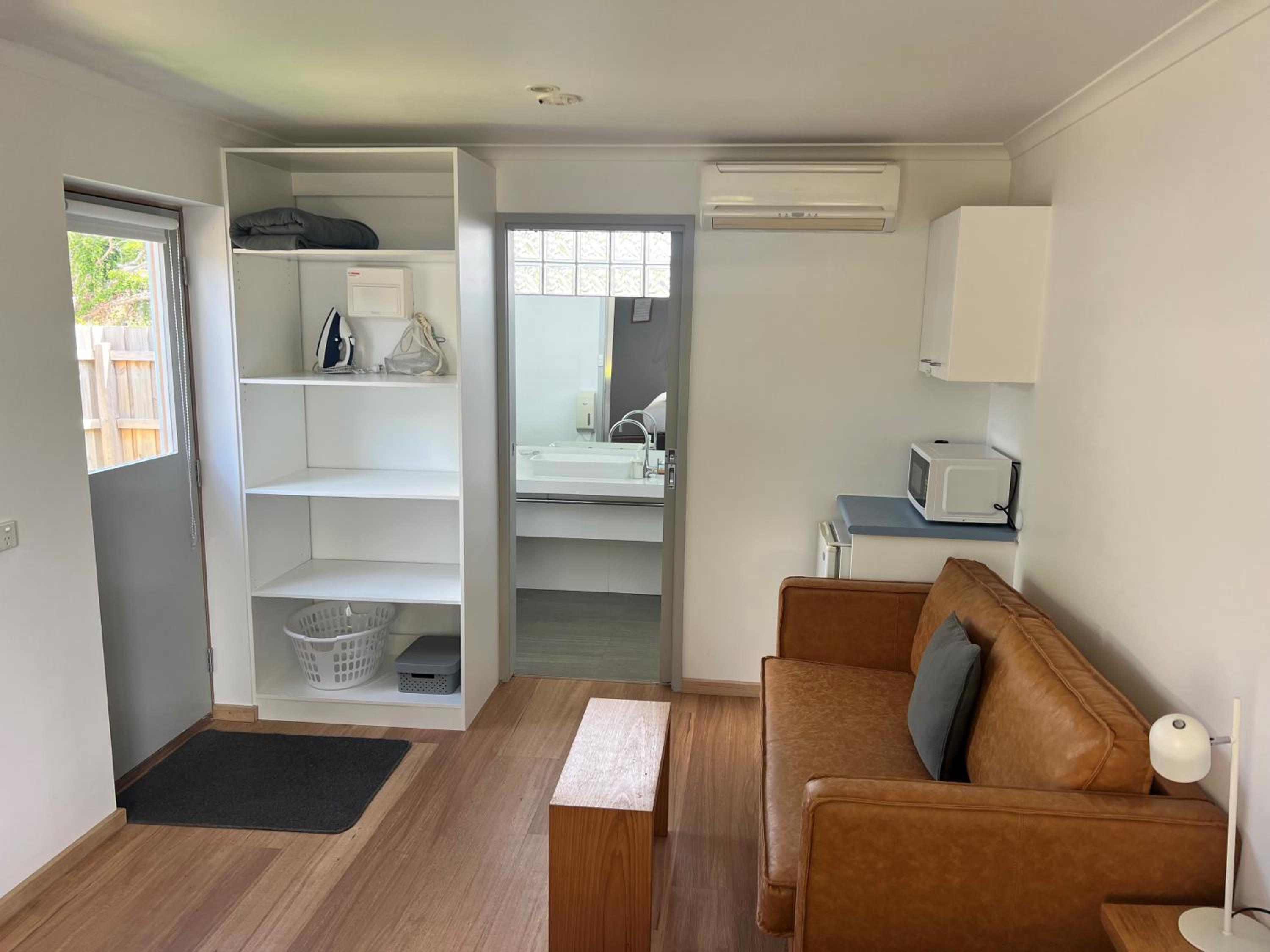 Queen room with courtyard (pet friendly) photo 1
