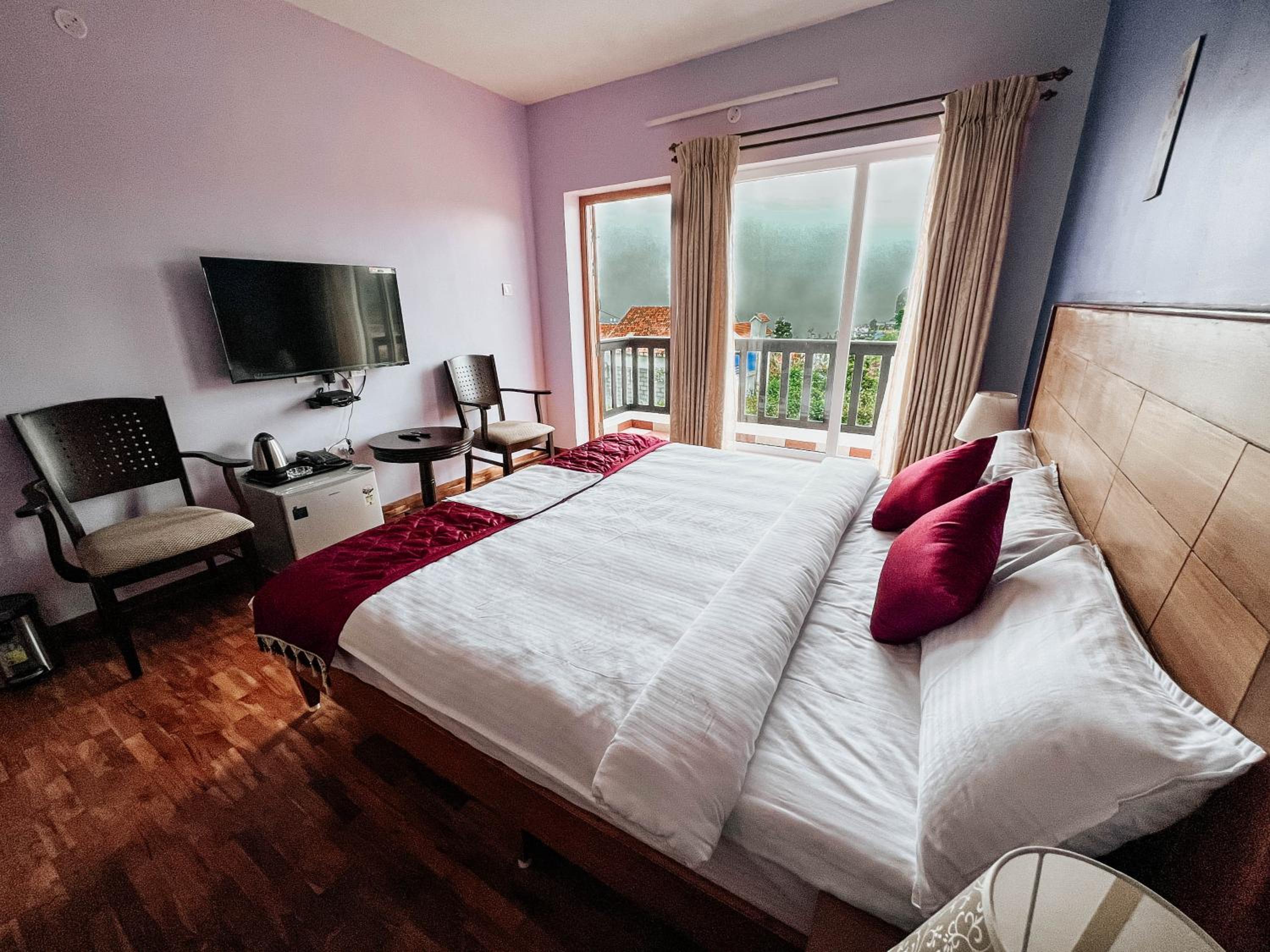 Deluxe King Room - Photo 2