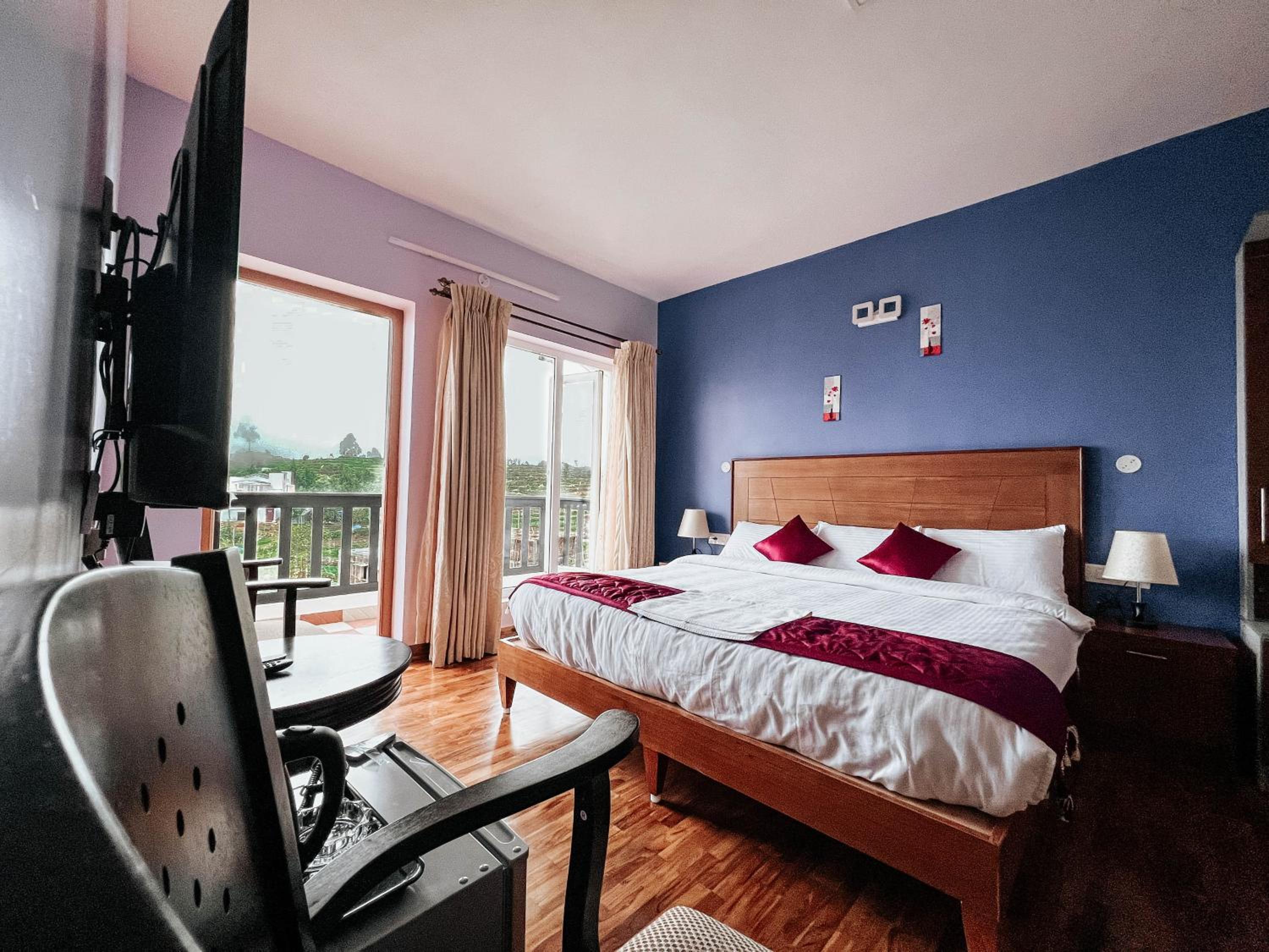 Deluxe King Room - Photo 11