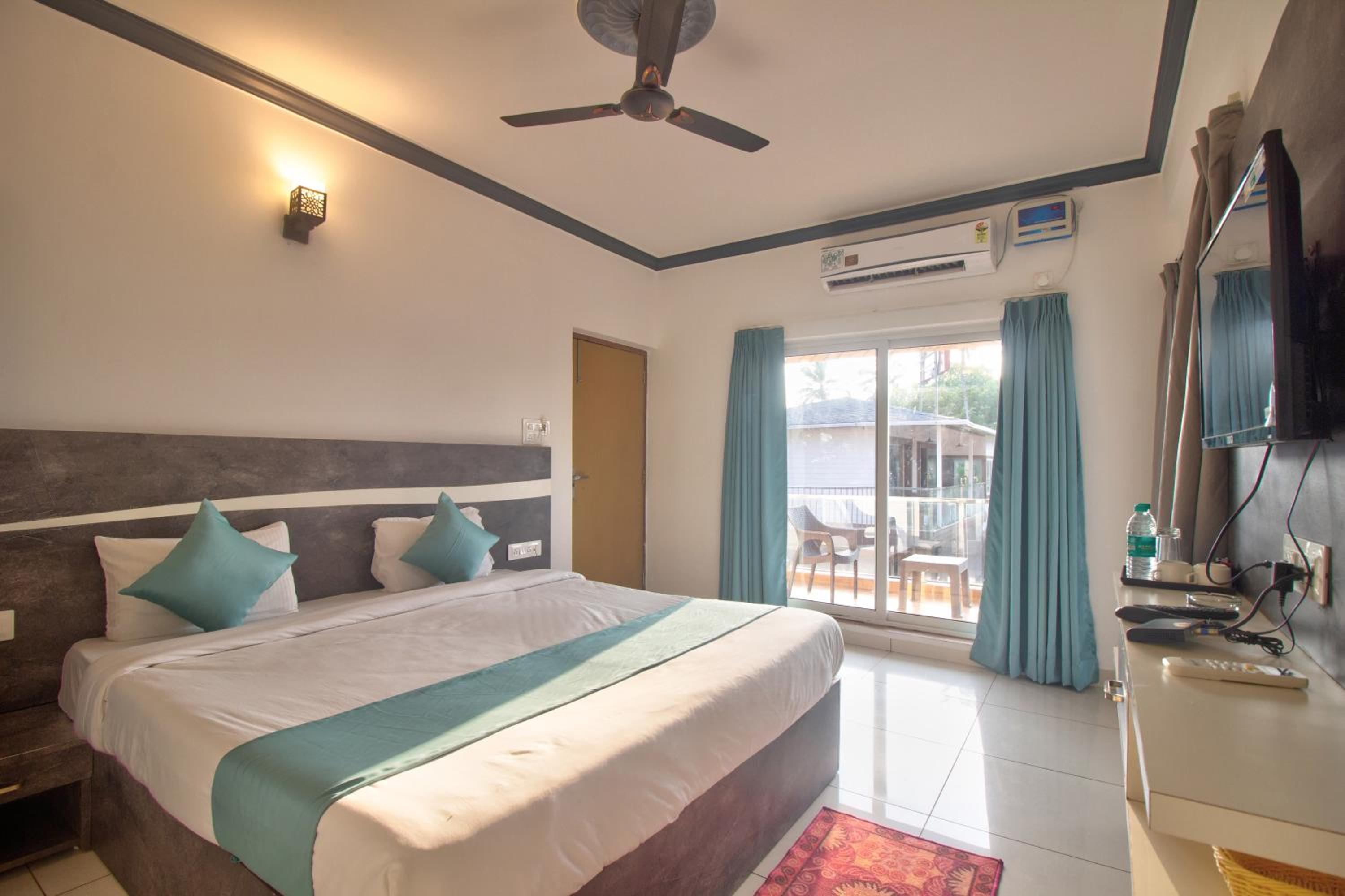 Deluxe Double Room with Balcony and Sea View - Photo 8