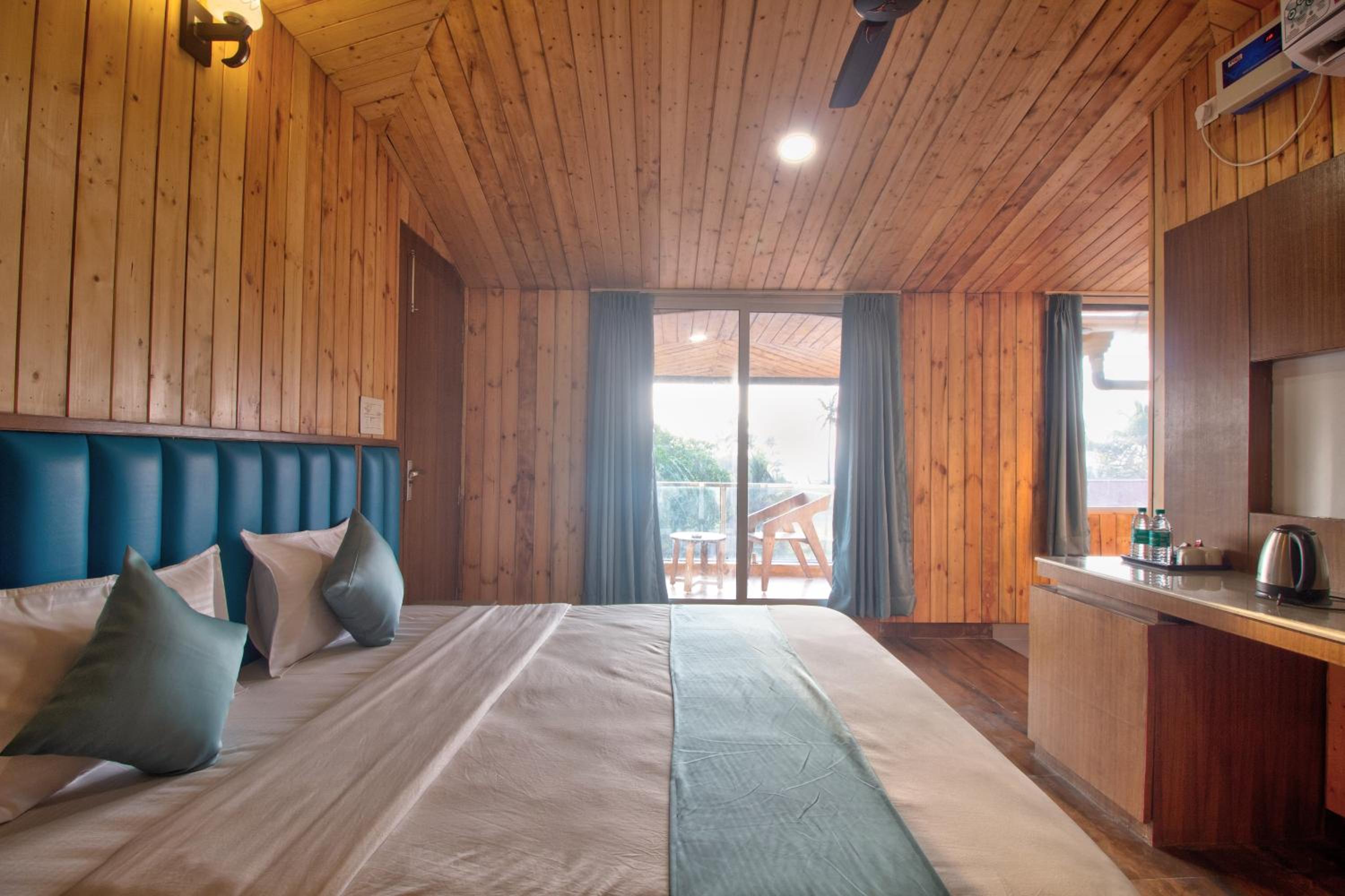 Deluxe Double Room with Balcony and Sea View - Photo 3