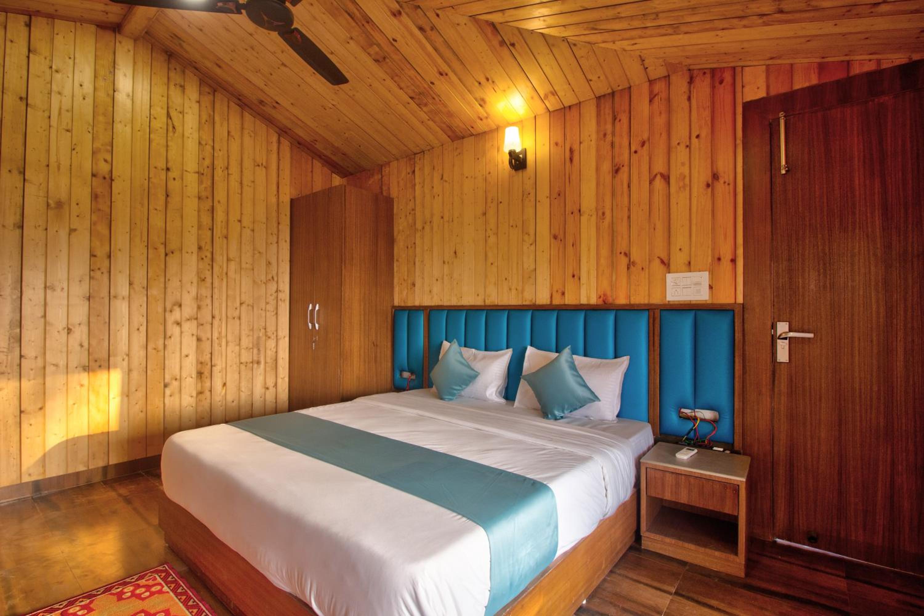 Deluxe Double Room with Side Sea View - Photo 3