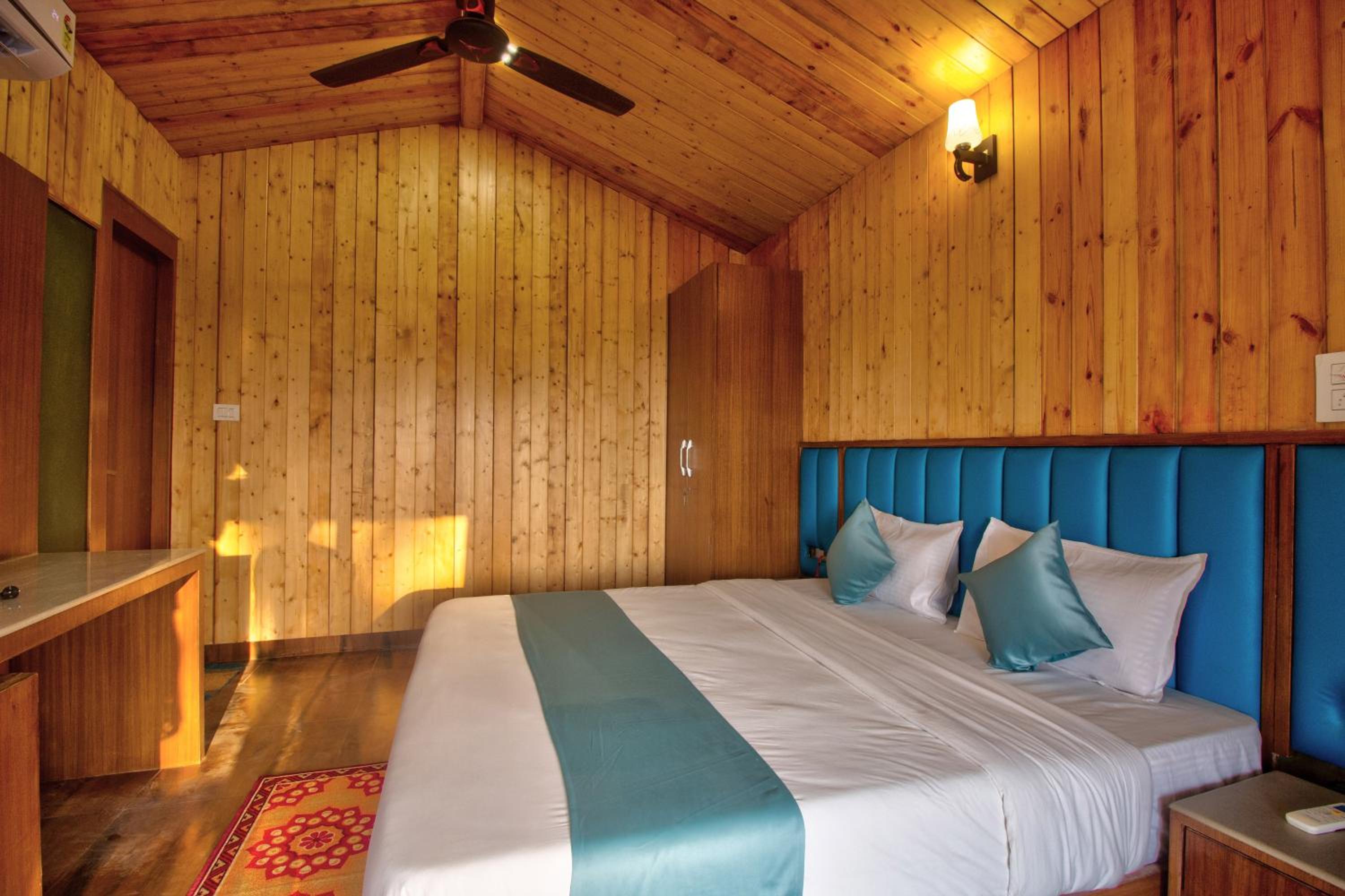 Deluxe Double Room with Side Sea View - Photo 4