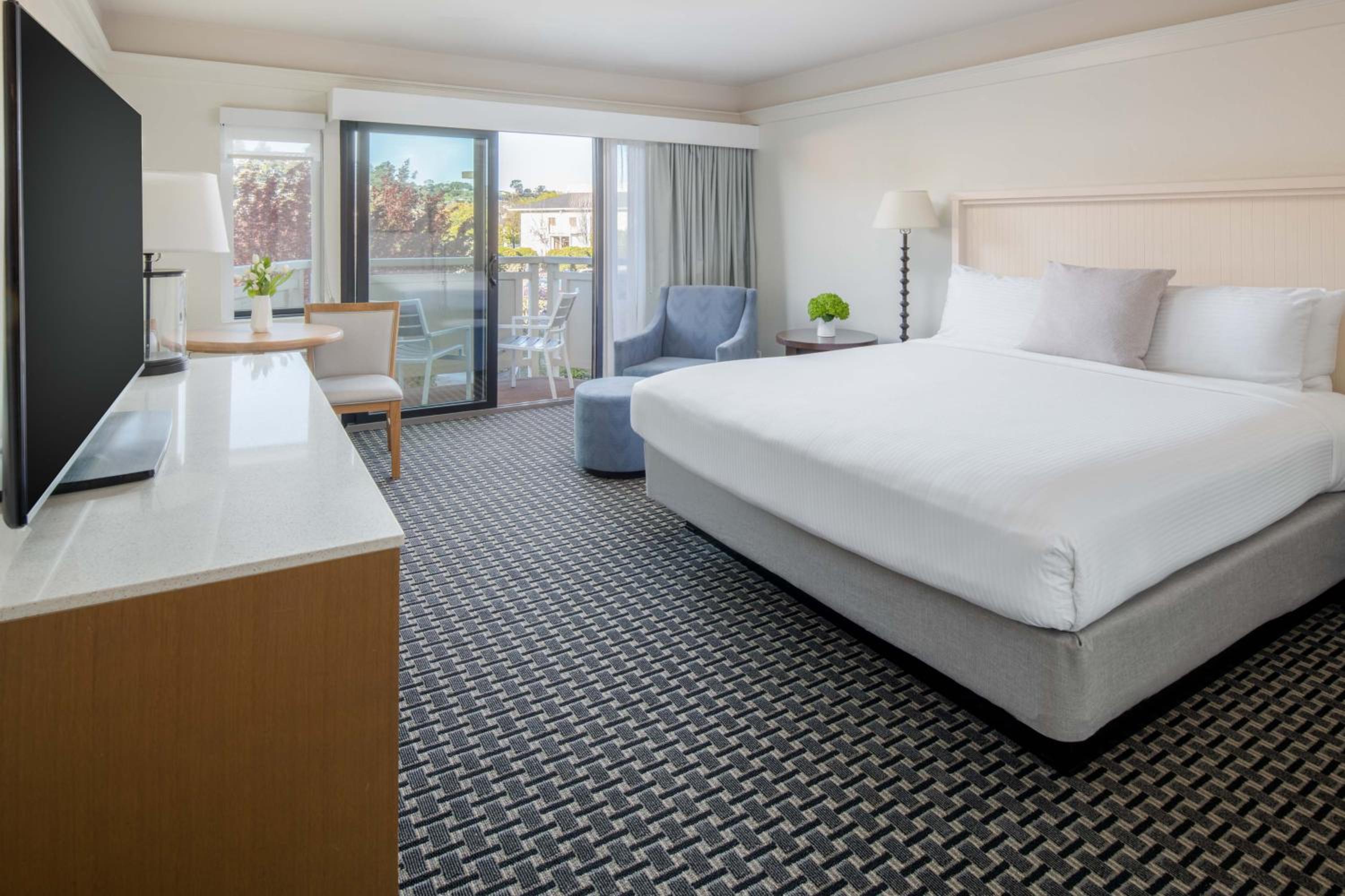 Deluxe King Room - Photo 3