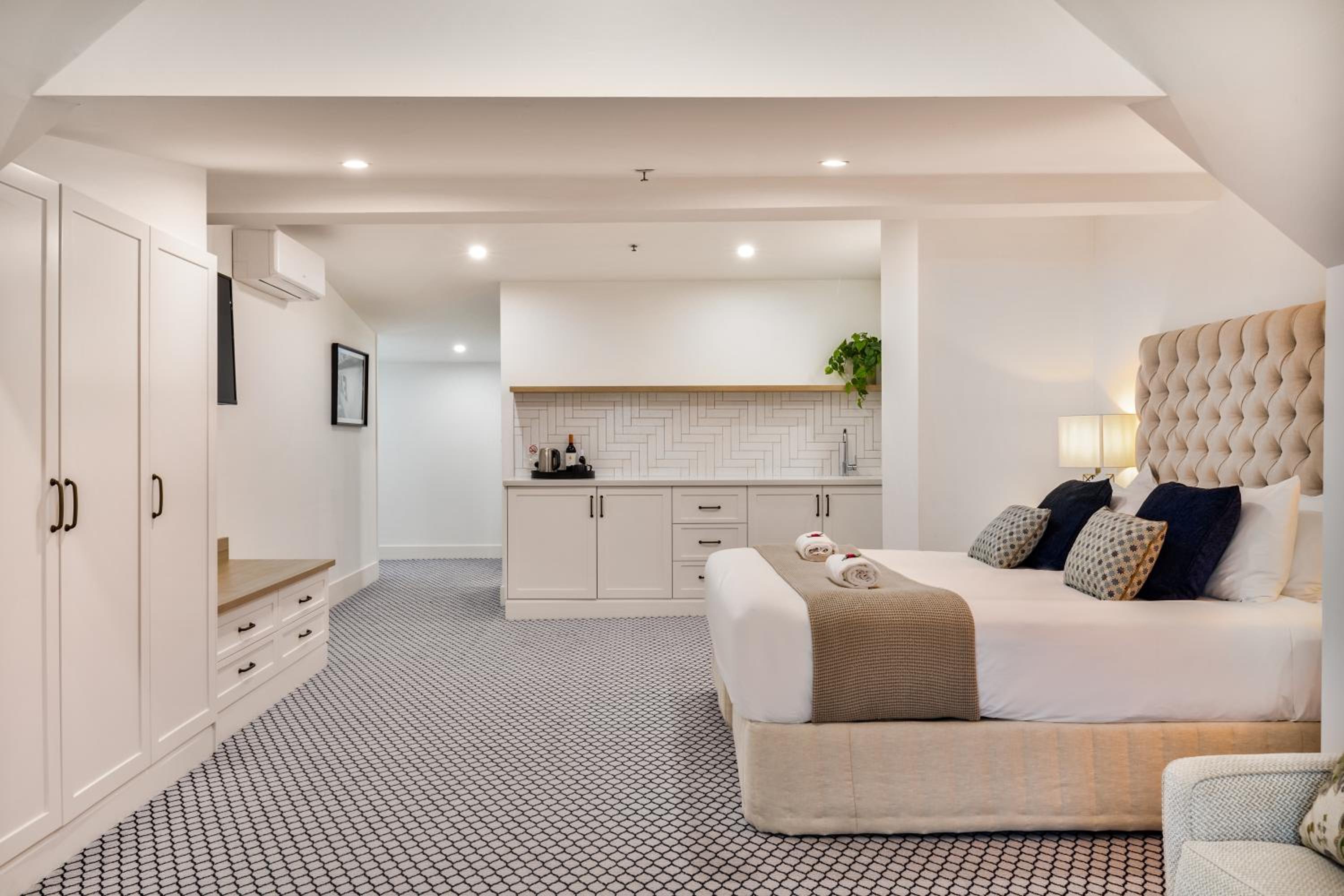 Deluxe Suite with Kitchenette and Ocean View - Photo 1