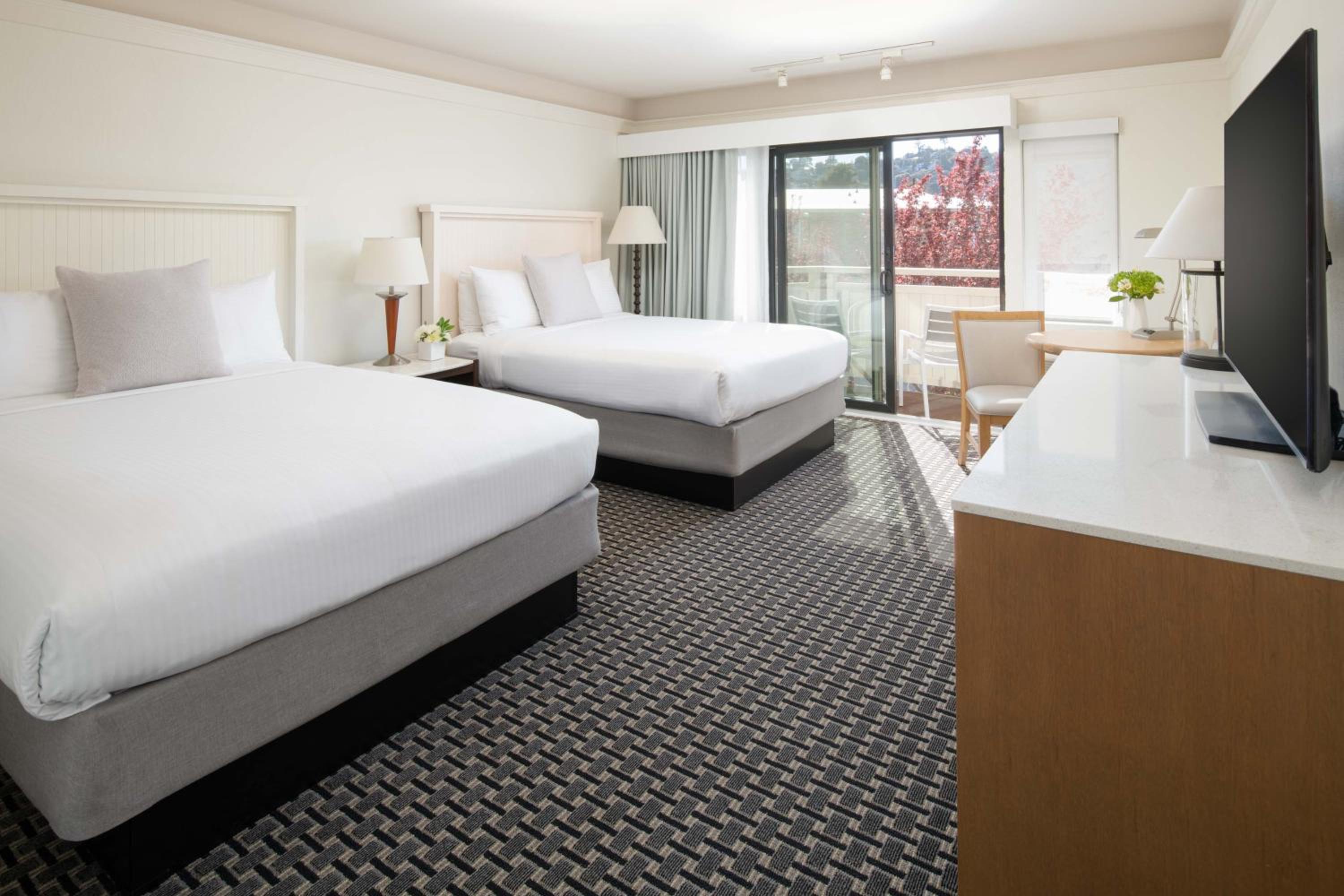 Deluxe Room With Two Queen Beds - Photo 7