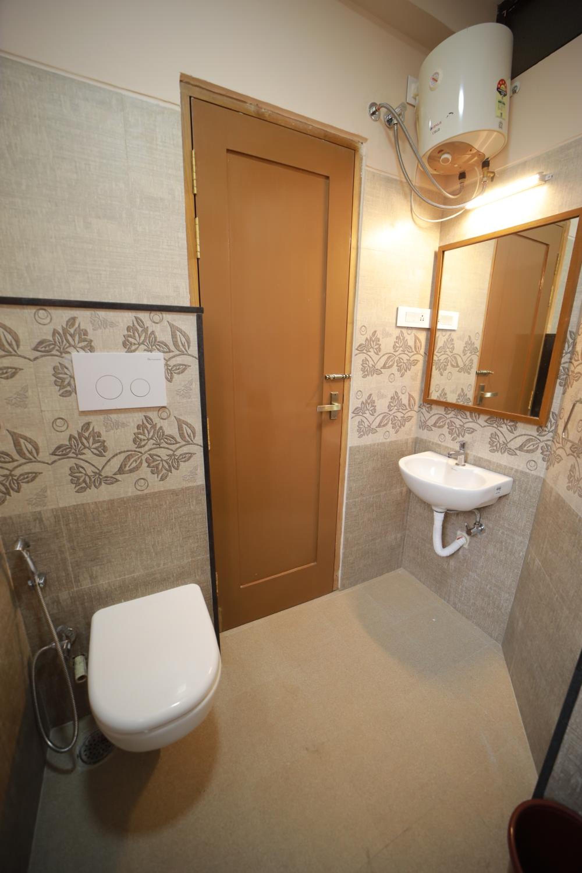 Standard Double Room - Photo 9