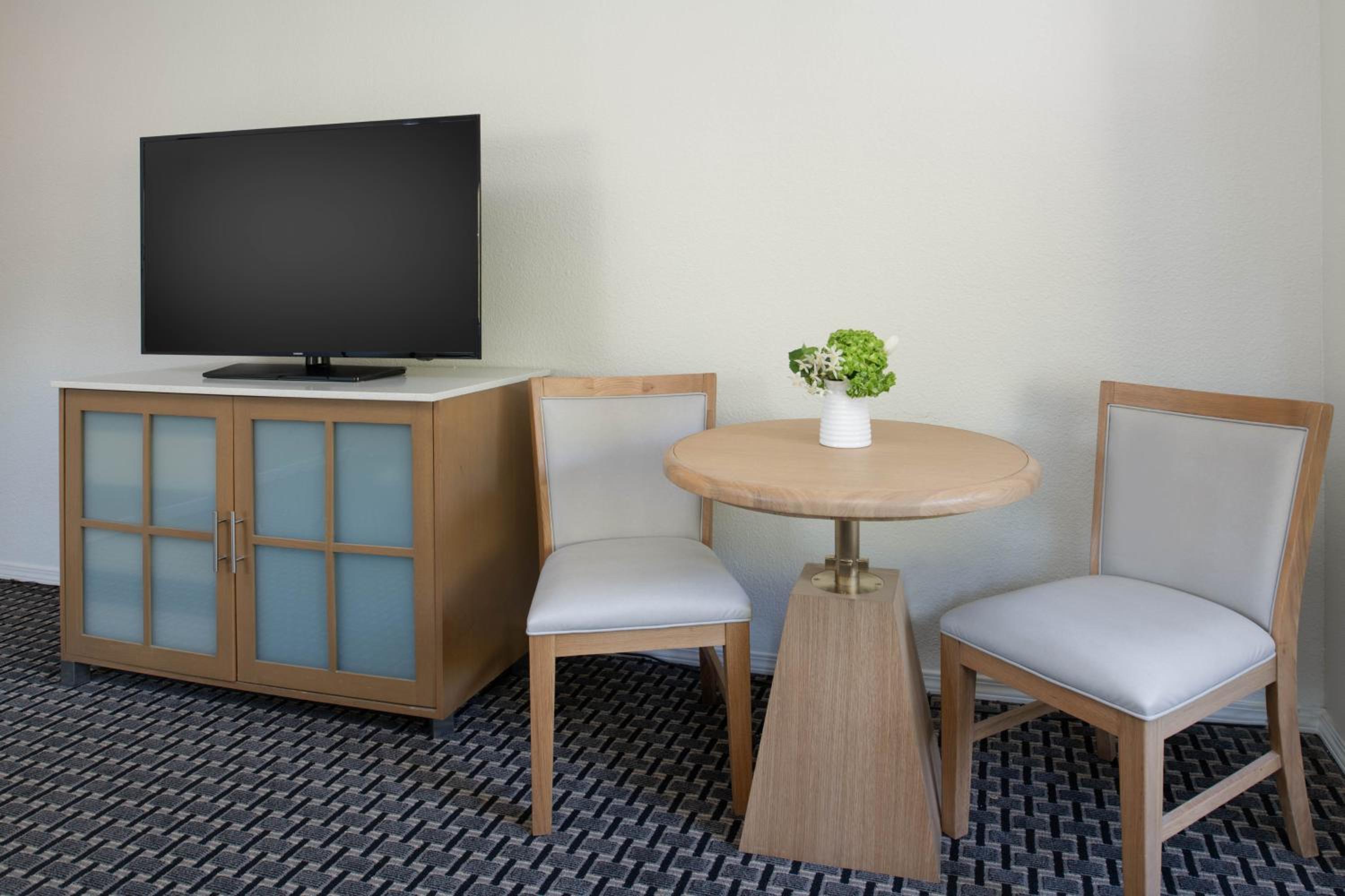 Standard King Room - Photo 5