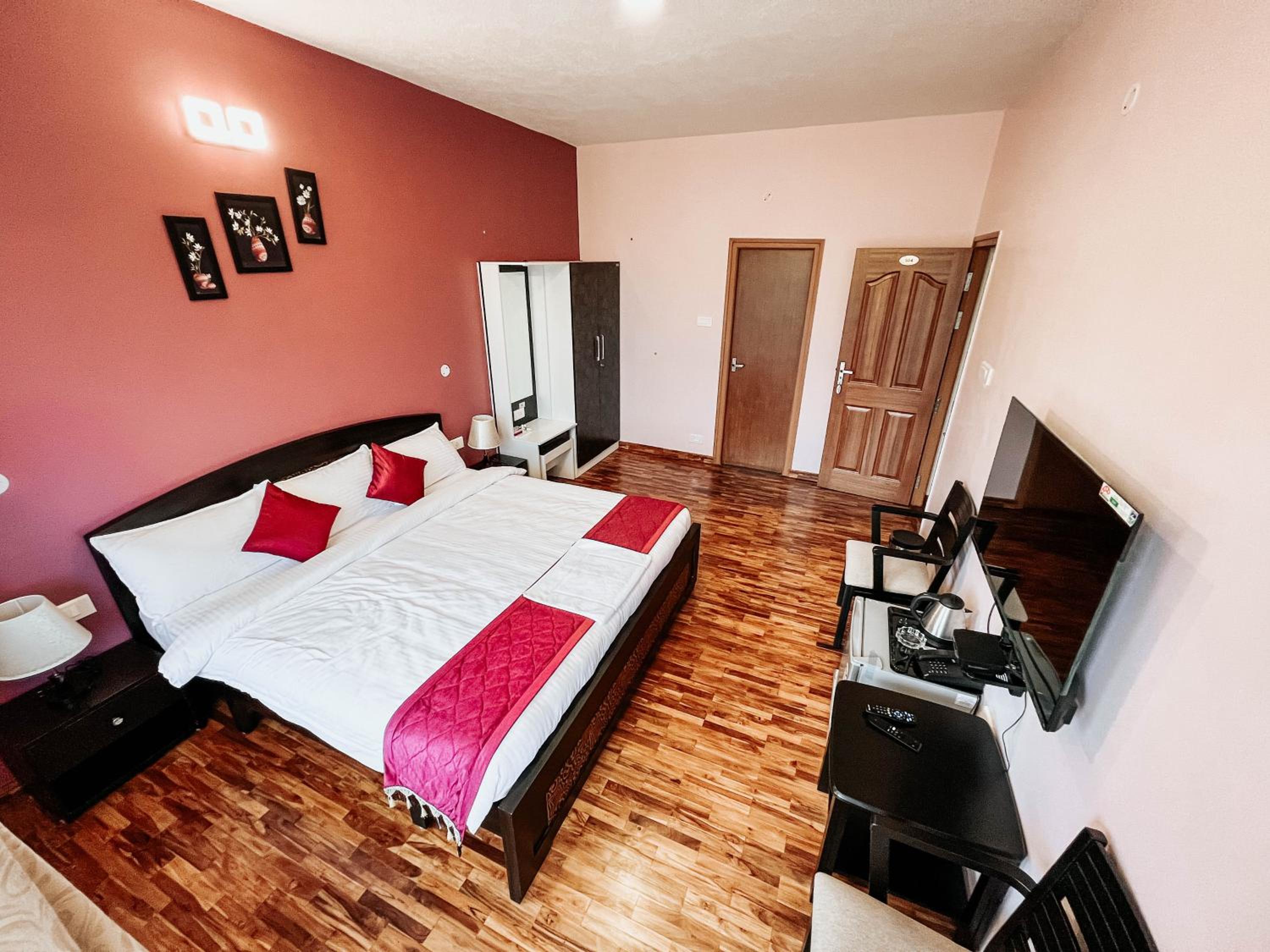 Deluxe King Room - Photo 4