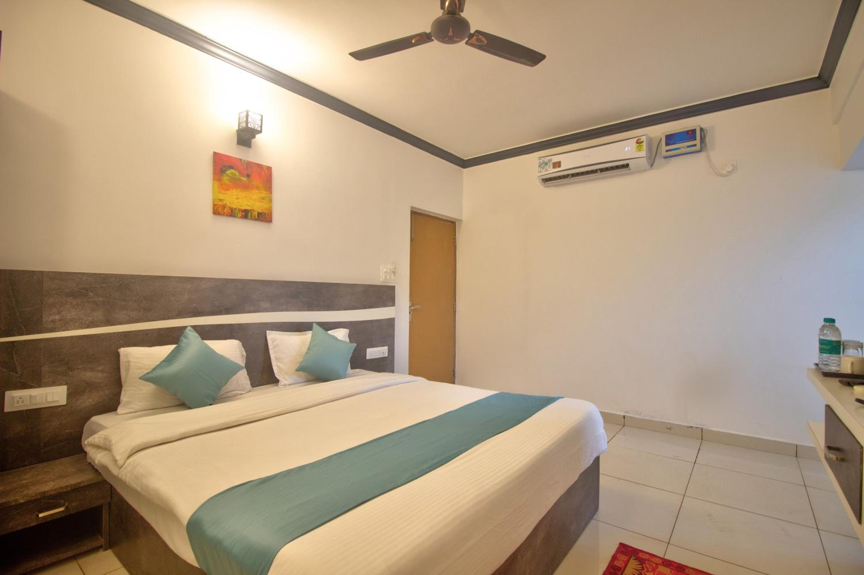 Double Room with Pool View - Photo 2