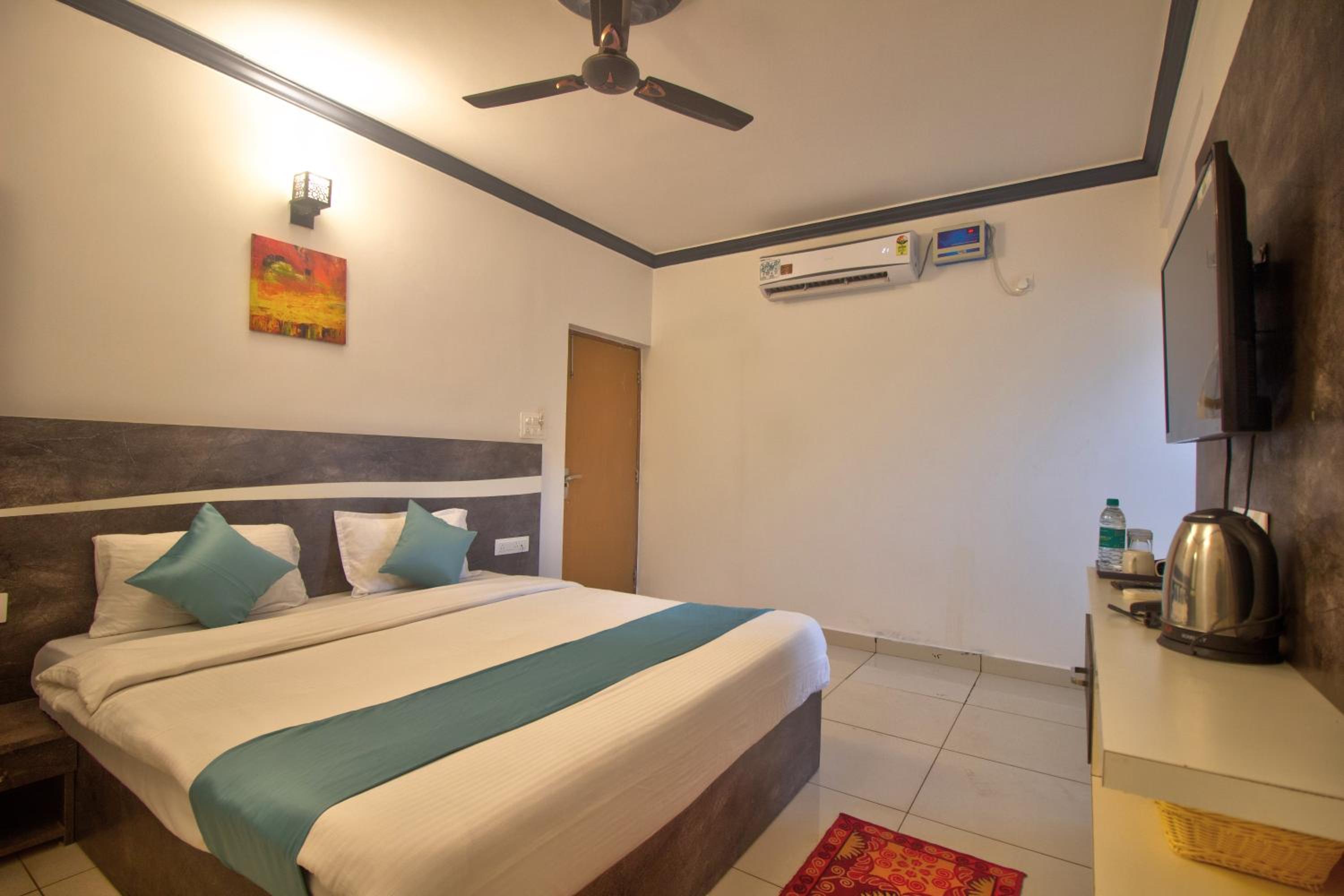 Double Room with Pool View - Photo 6