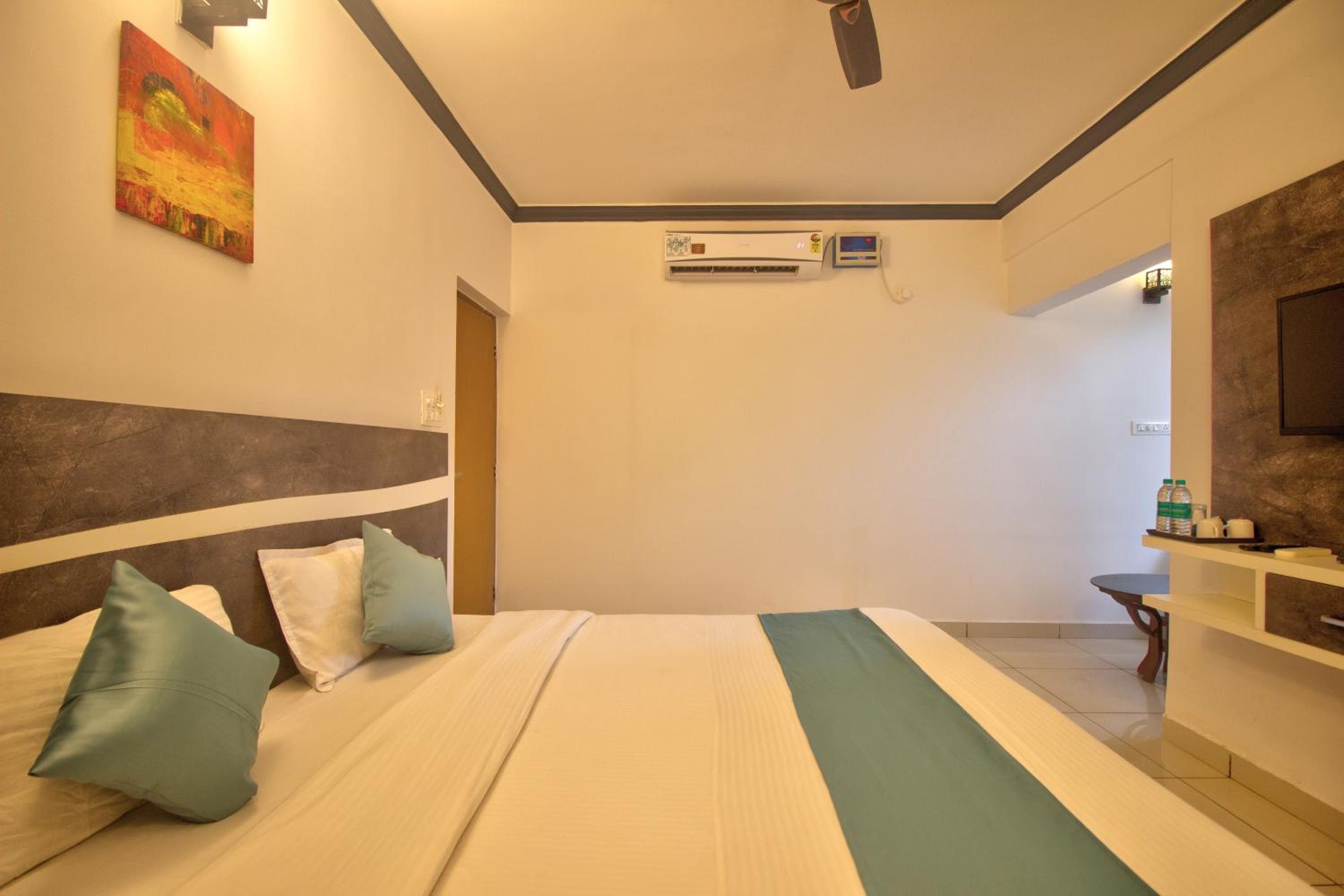 Double Room with Pool View - Photo 3