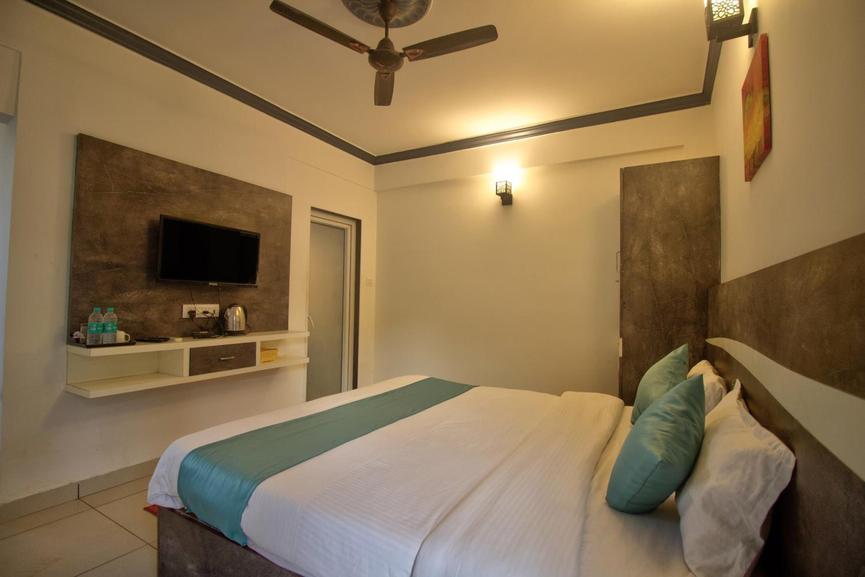 Double Room with Pool View - Photo 4