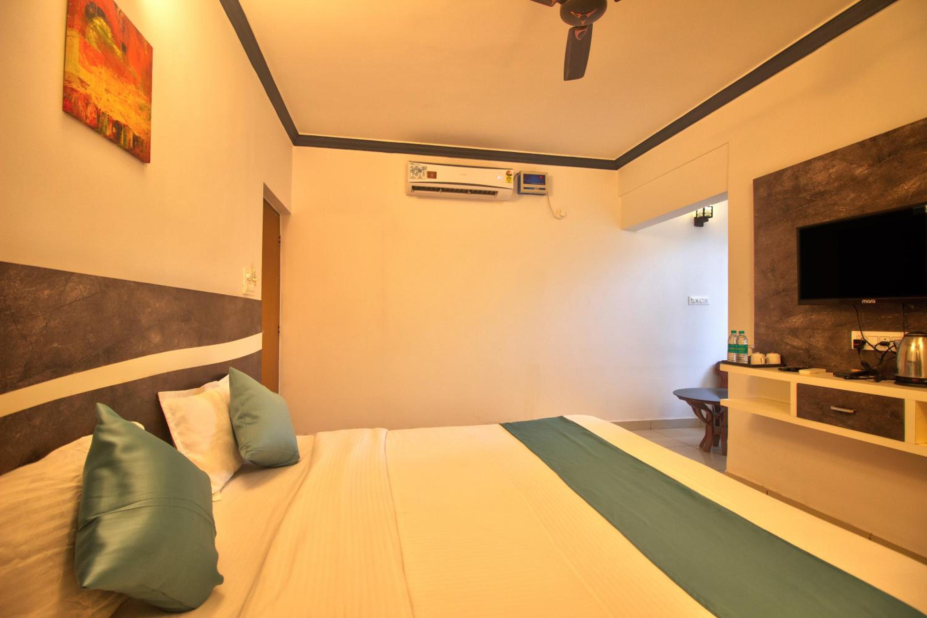 Double Room with Pool View - Photo 5