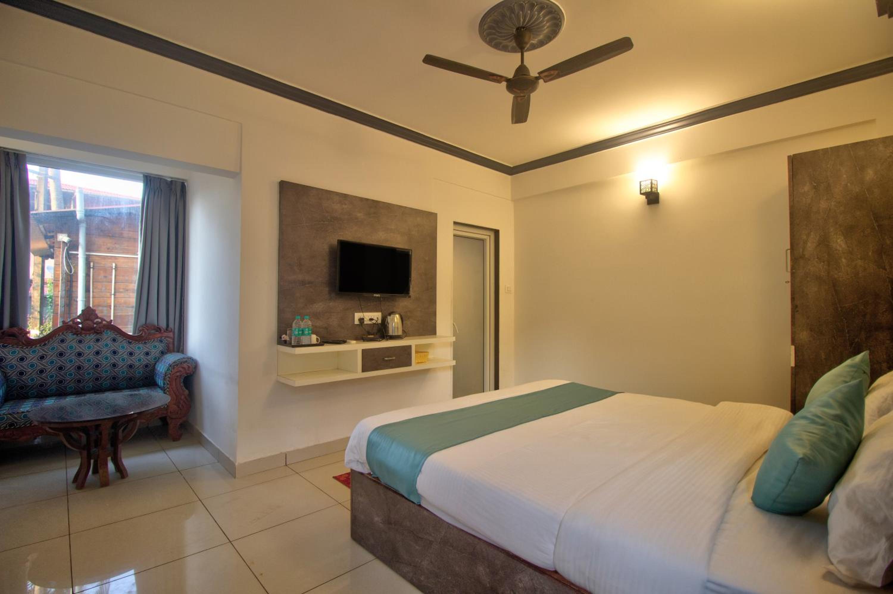 Double Room with Pool View - Photo 1