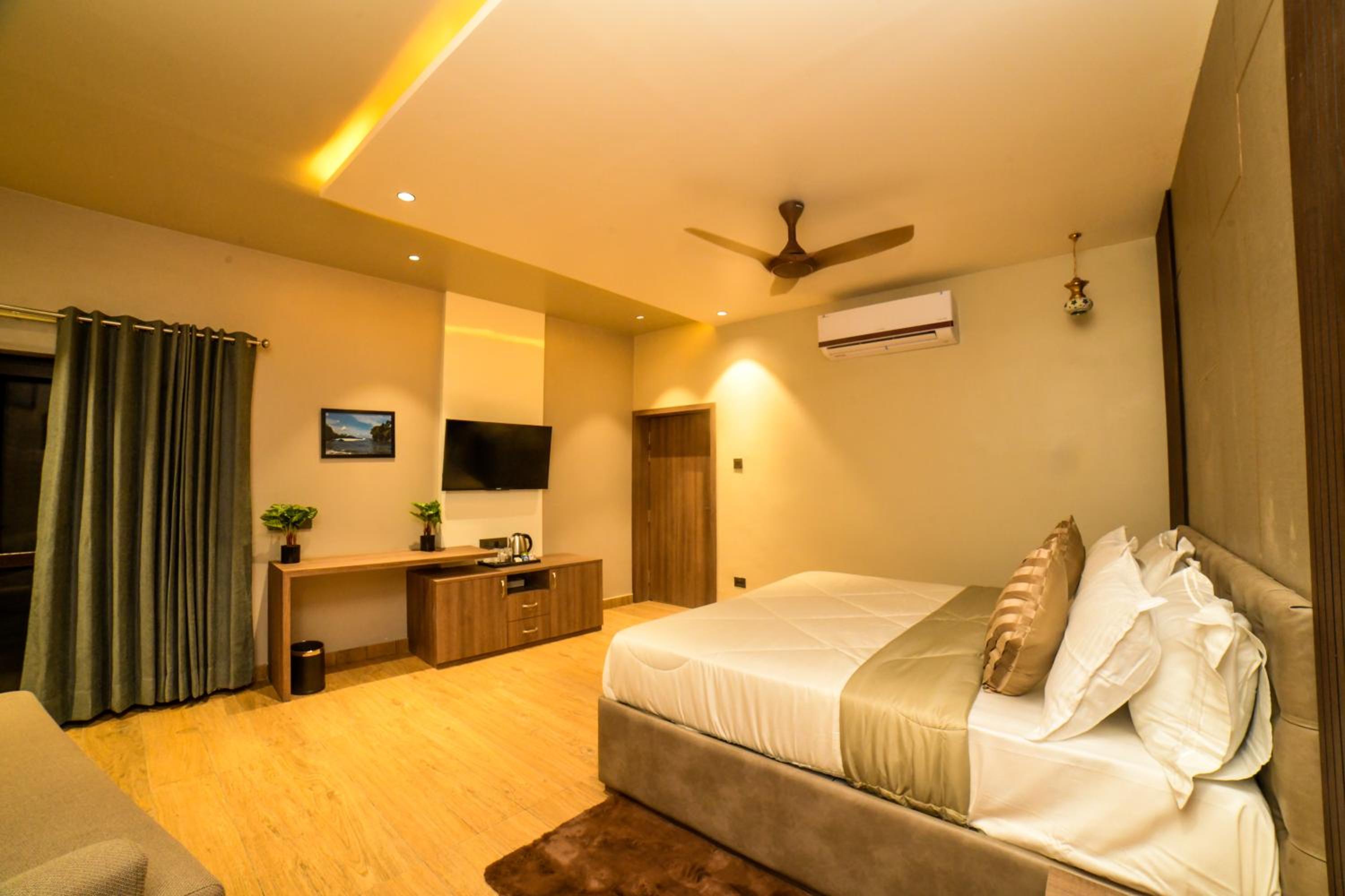 King Room with Garden View - Photo 9