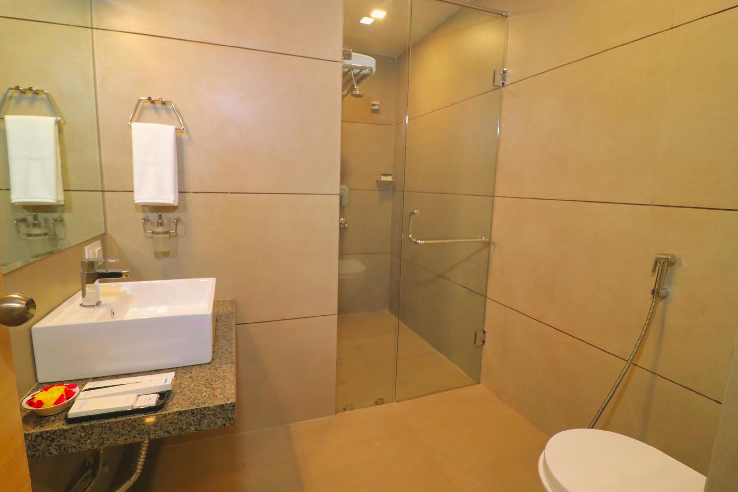 King Room: 15% off on F&B and Laundry, Early check-in upto 3 hrs   photo 2
